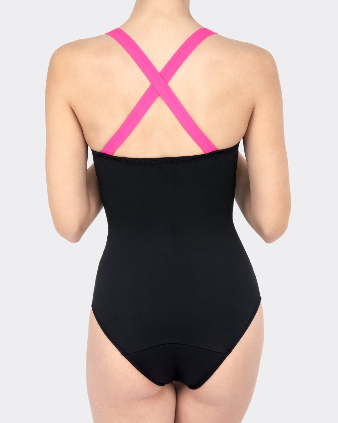 Rückansicht MYLILY Perioden-Badeanzug schwarz: markantes X-förmiges Kreuzträger-Design in Pink auf schwarzem Einteiler – Periodenbademode mit sportlichem Crossed-Back-Rücken