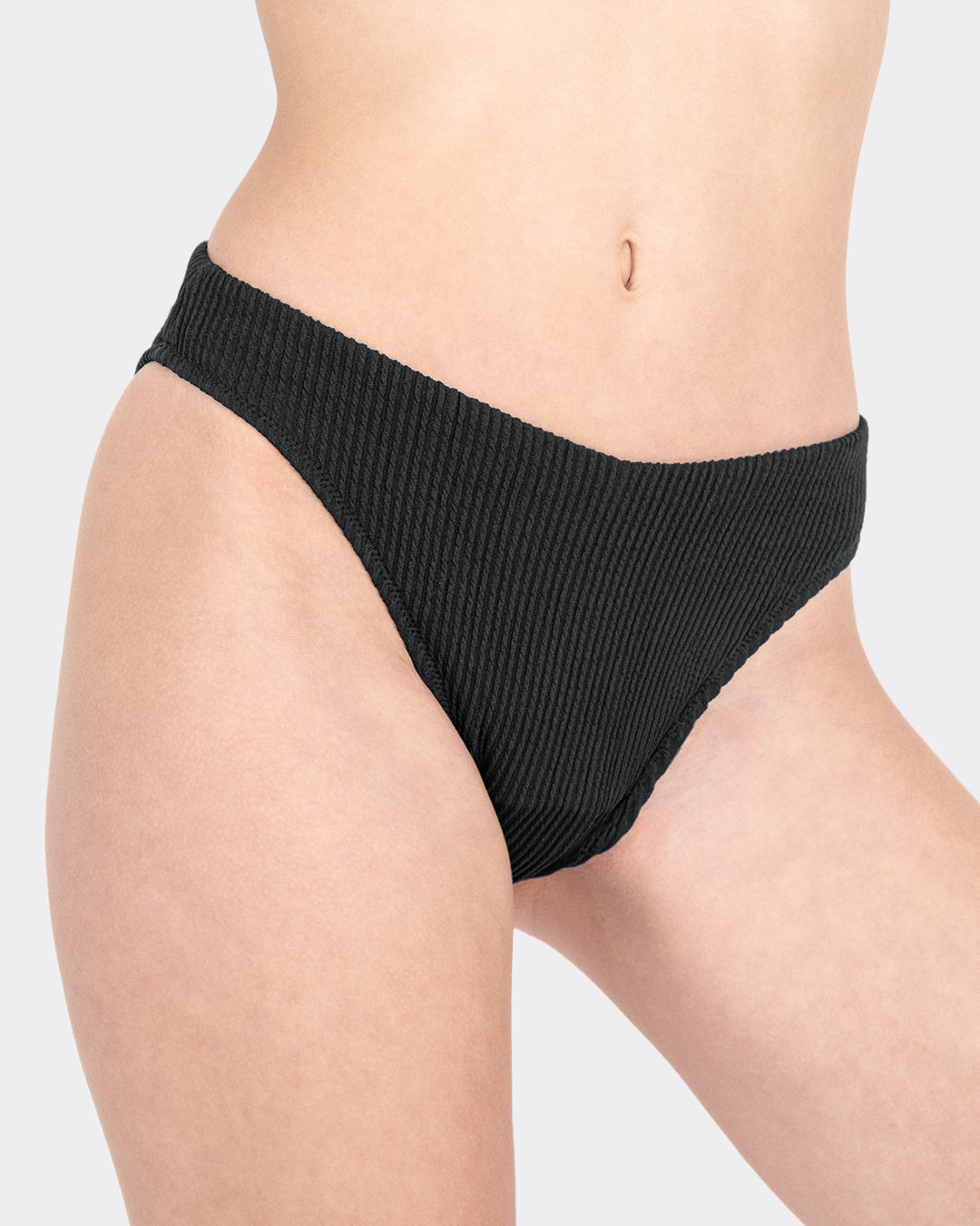 Seitenansicht MYLILY Crinkle Perioden-Bikinihose schwarz mit tiefem Beinausschnitt und strukturierter Ripp-Textur – V-Shape-Schnitt Periodenbademode, Detailansicht seitlich freigestellt