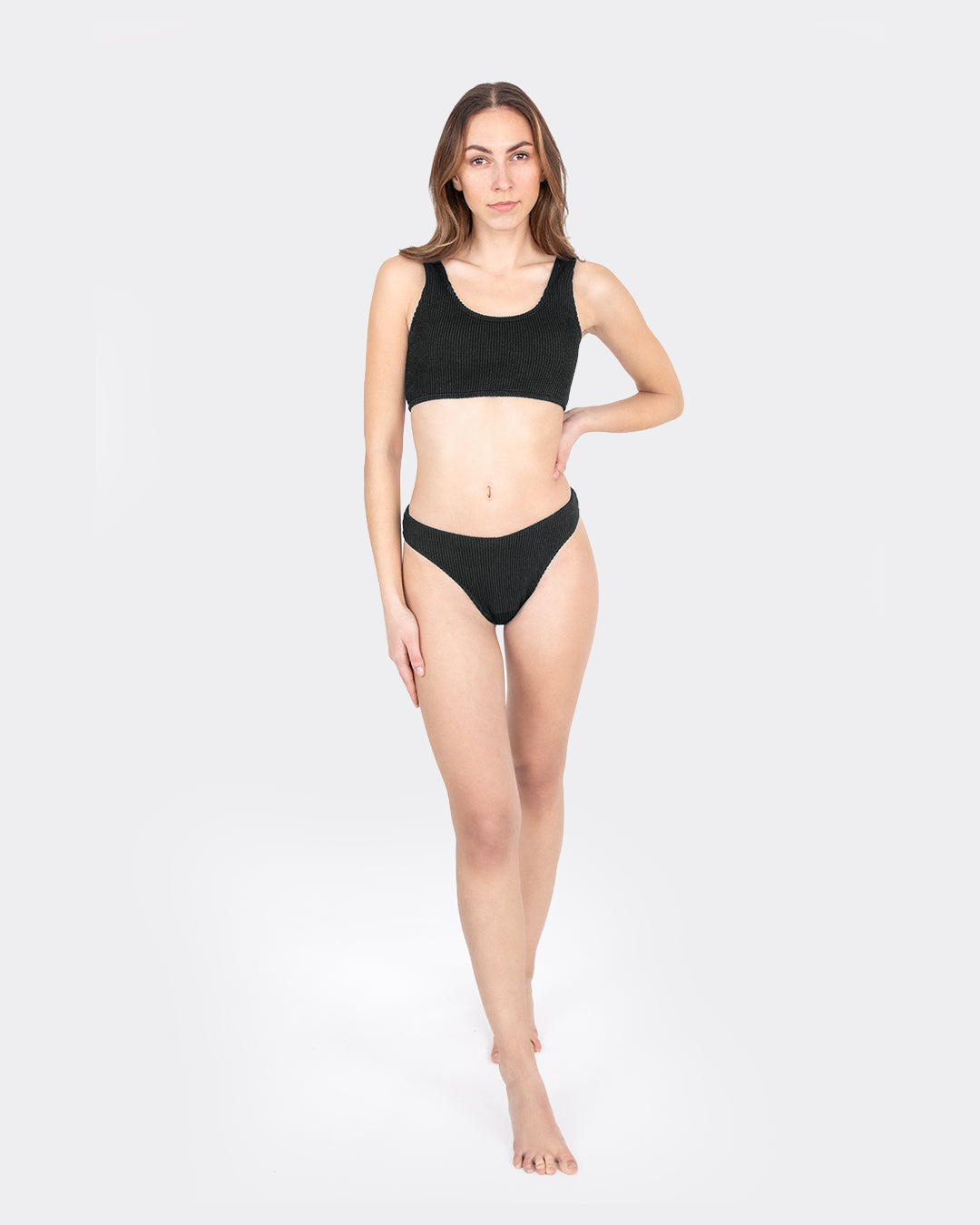 MYLILY Crinkle Perioden-Bikini Set schwarz Ganzkörperansicht: V-Shape-Bikinihose mit tiefem Beinausschnitt und Crinkle-Crop-Top – stilvolle Periodenbademode Damen, freigestellt auf hellem Hintergrund