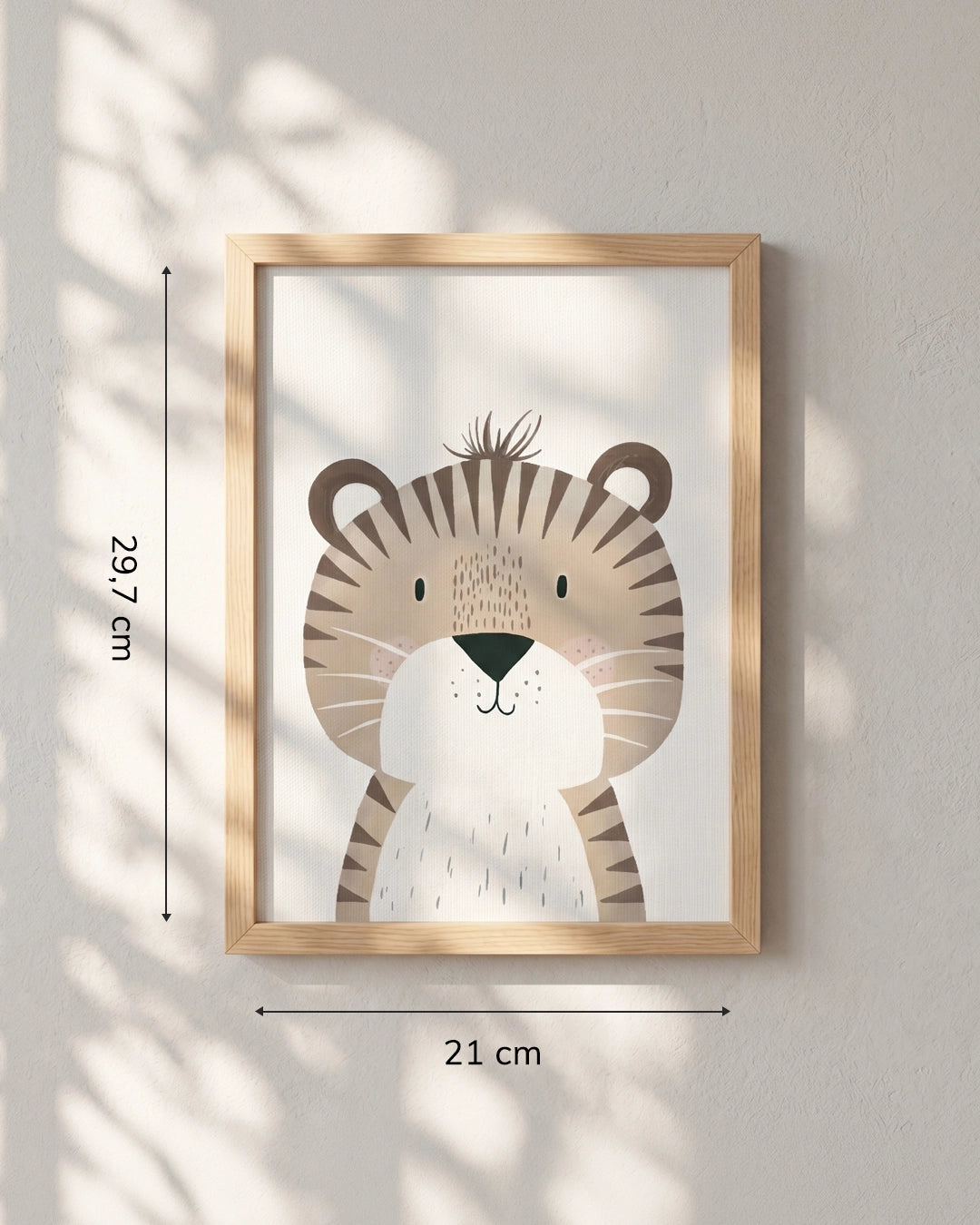 Tiger-Poster im Holzrahmen an der Wand mit Maßangabe 21 x 29,7 cm (DIN A4)