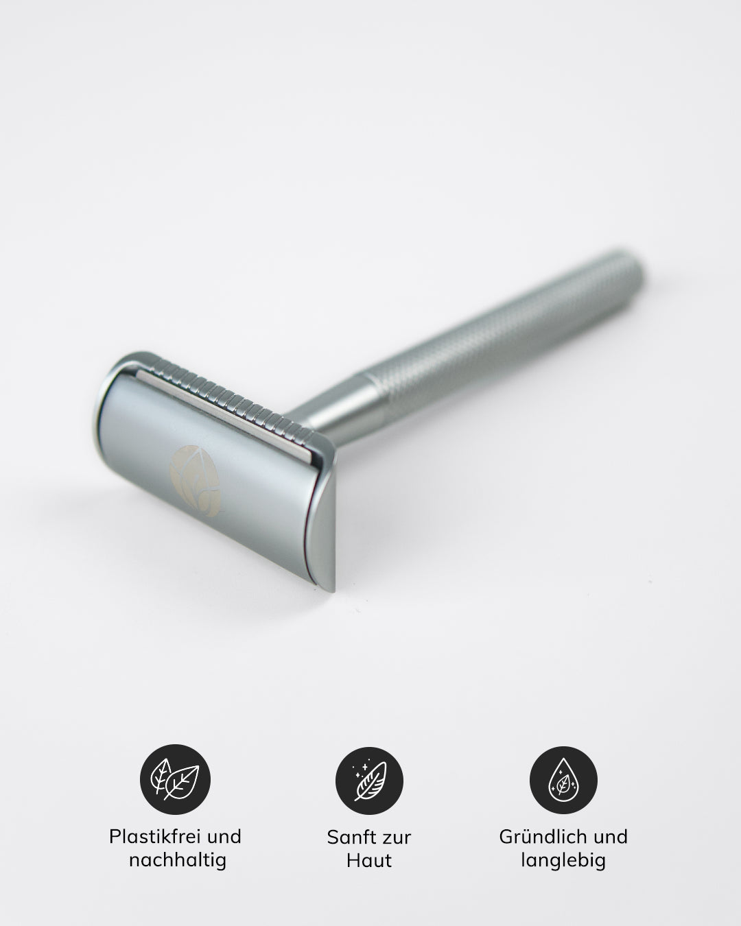 Silber Rasierer mit Blatt-Symbol auf dem Kopf, daneben Piktogramme mit den Texten: 'Plastikfrei und nachhaltig', 'Sanft zur Haut' und 'Gründlich und langlebig'.