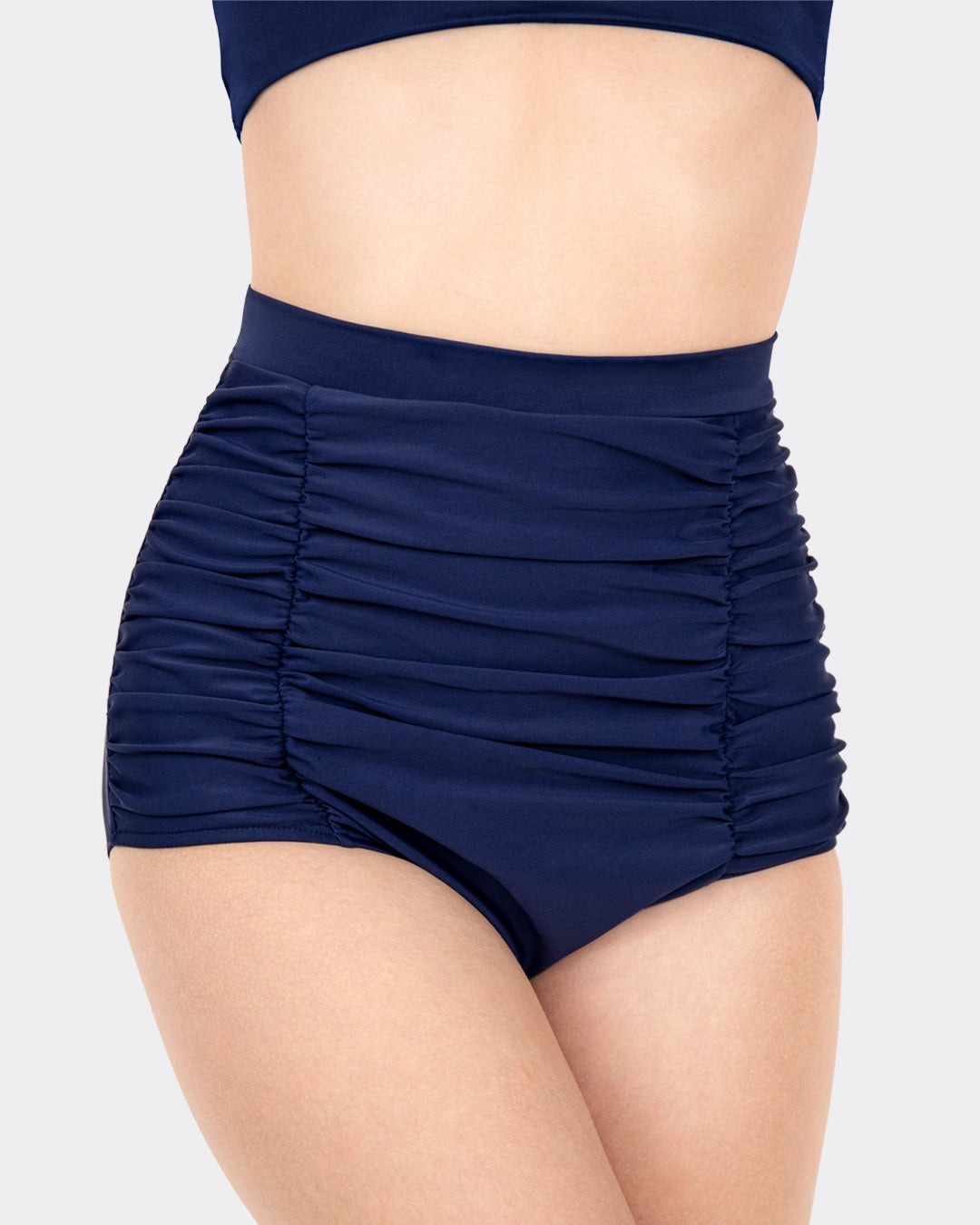 Nahaufnahme MYLILY High-Waist-Periodenbikinihose Navy mit charakteristischer Rüschenraffung von vorne – figurformende Periodenbademode in Dunkelblau mit breitem Bund