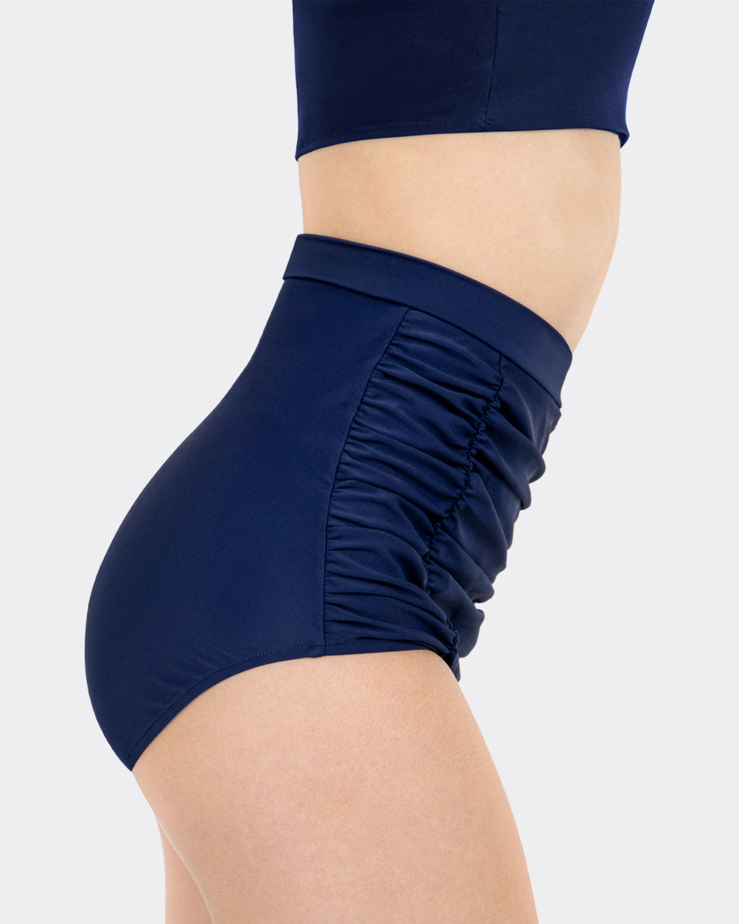 MYLILY High-Waist-Periodenbikinihose Navy Seitenansicht rechts mit ausgeprägter Rüschenraffung – figurschmeichelnde Bademode für die Periode, kombiniert mit dunkelblauem Crop-Bikinioberteil