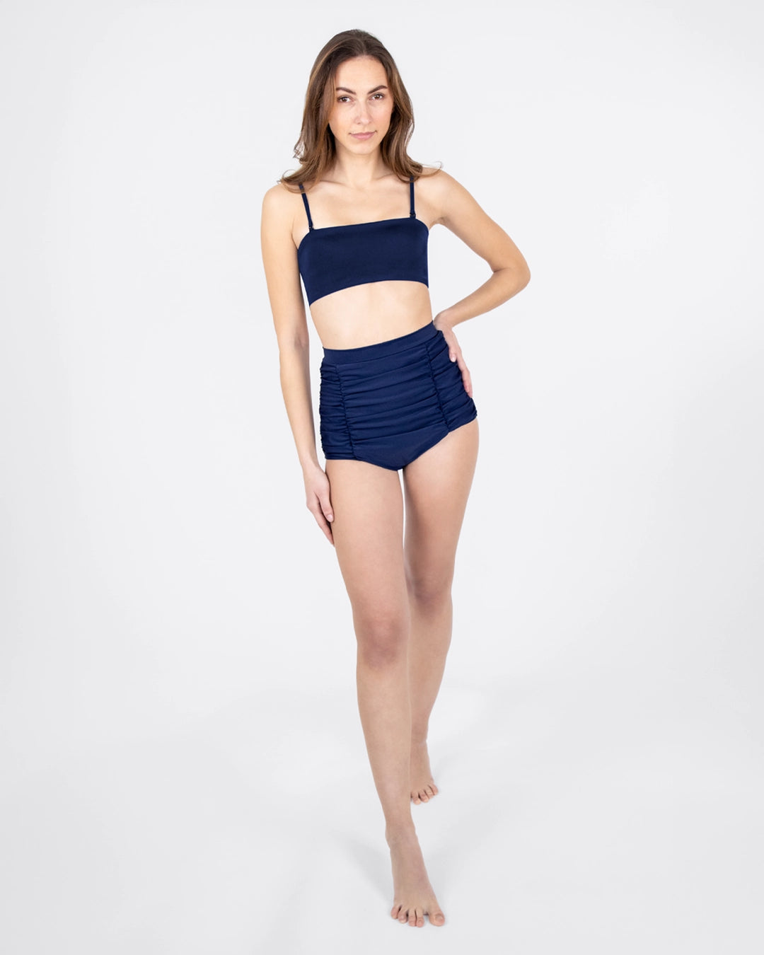 MYLILY Perioden-Bikini Set Navy Ganzkörperansicht: geraffter High-Waist-Bikinihose und Bandeau-Top mit Trägern – stilvolle Periodenbademode in Dunkelblau, freigestellt auf hellem Hintergrund