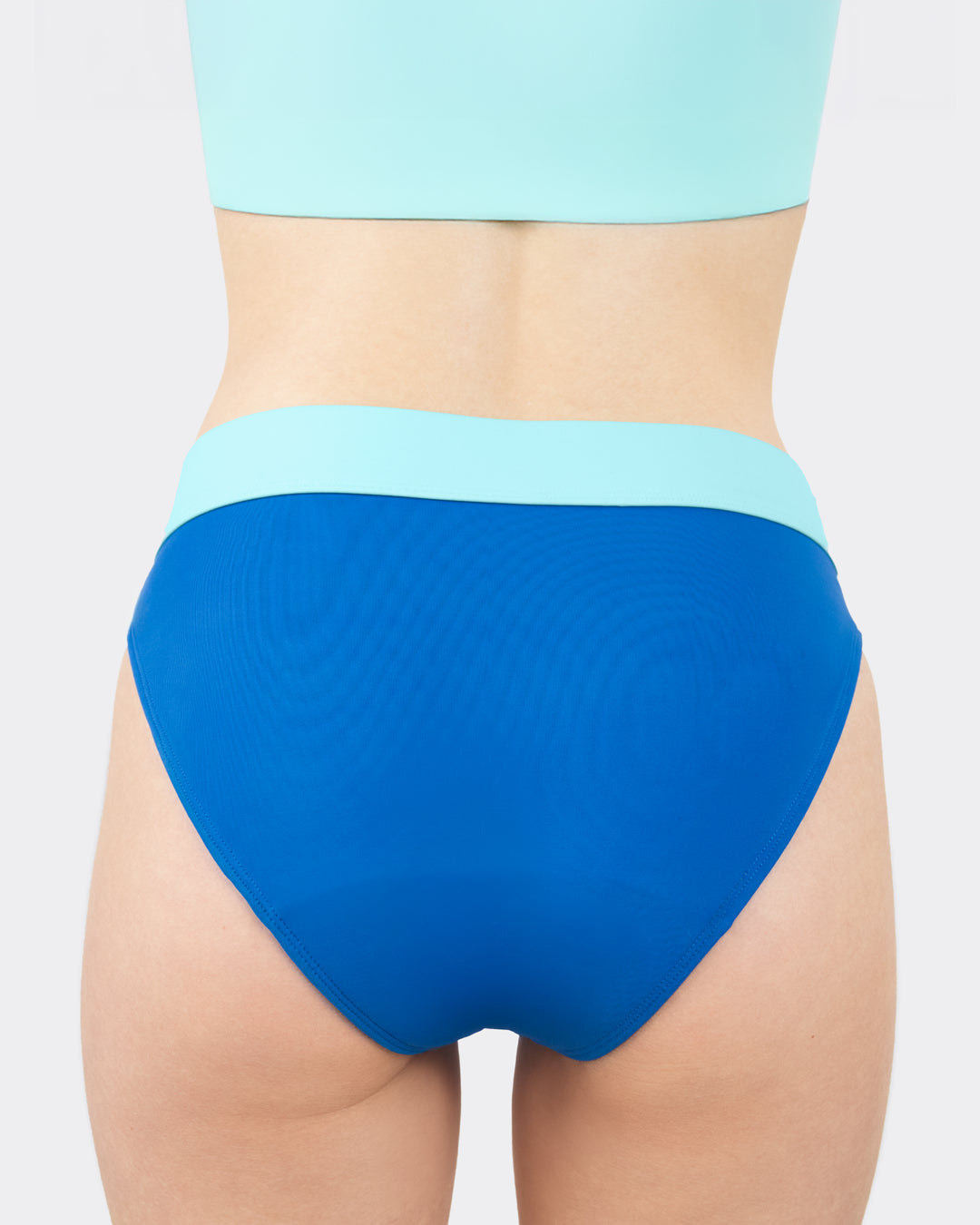 royalblaue Bikini-Hose mit mintfarbenem Kontrastbund, dazu passendes Mint-OberteilMYLILY Teens Perioden Bikini Hose in Royalblau mit Mintbund – Rückenansicht