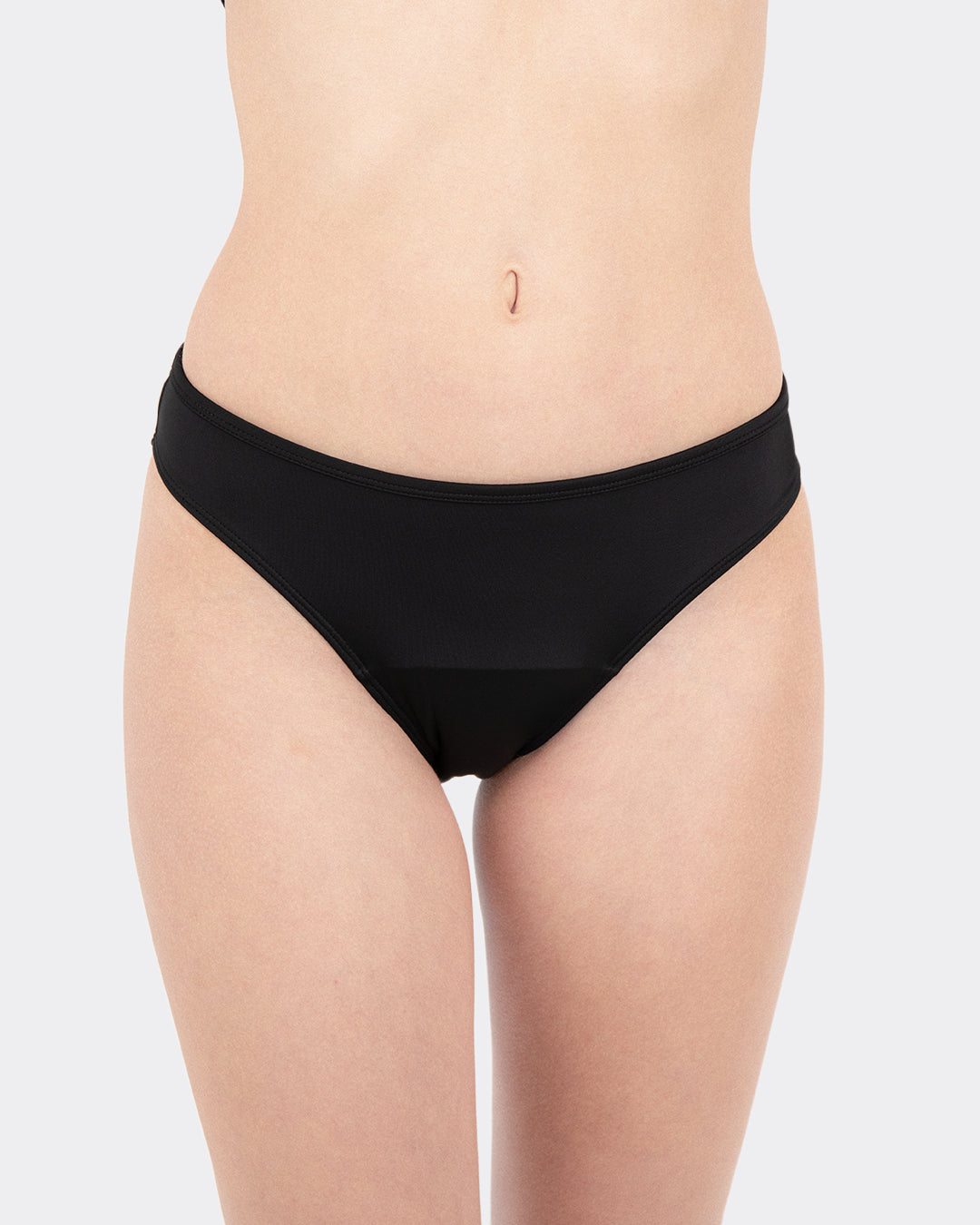 Detailansicht der schwarzen Teens Perioden Bikinihose von MYLILY von vorne mit flachem Bund