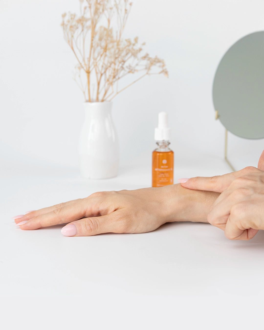 Weiche Haut durch die sanfte Pflege des Intim Aftershave Öls von MYLILY.