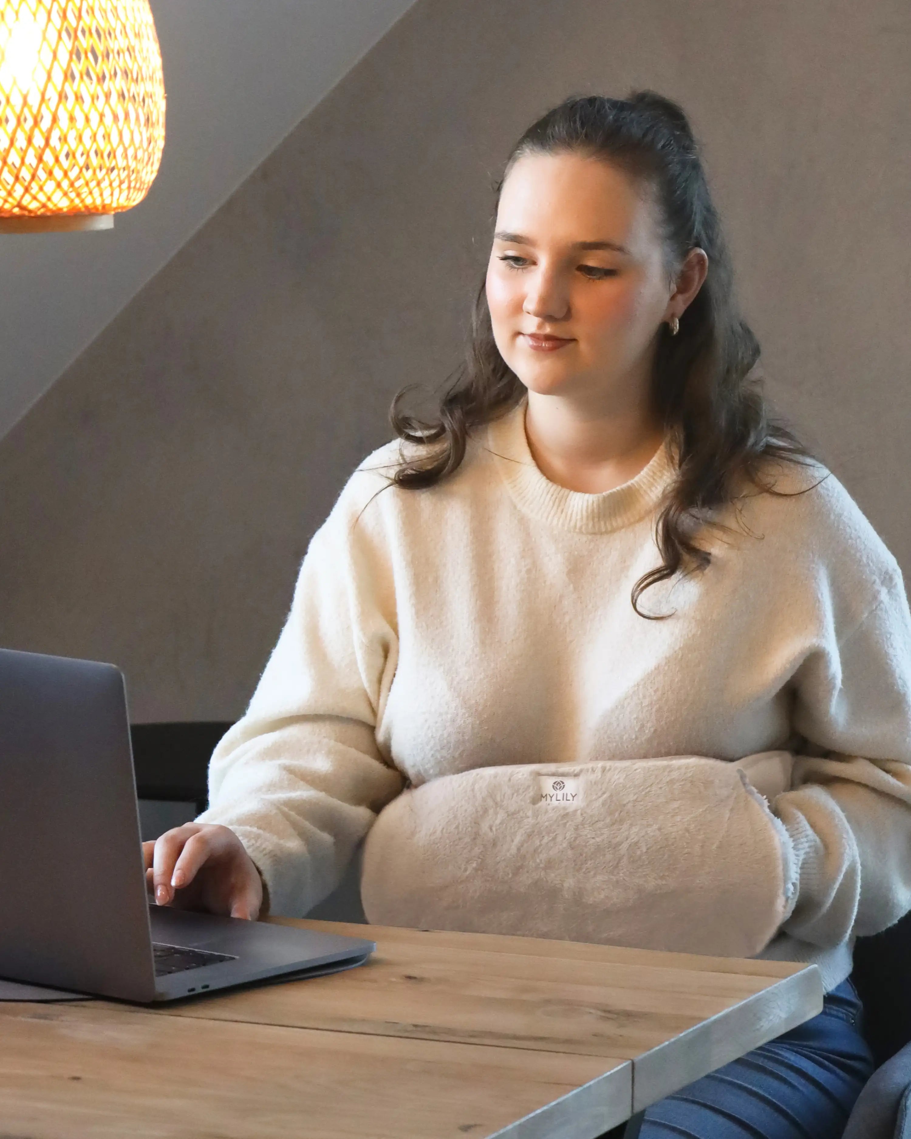 MYLILY Wärmflaschengürtel Beige während der Arbeit am Laptop