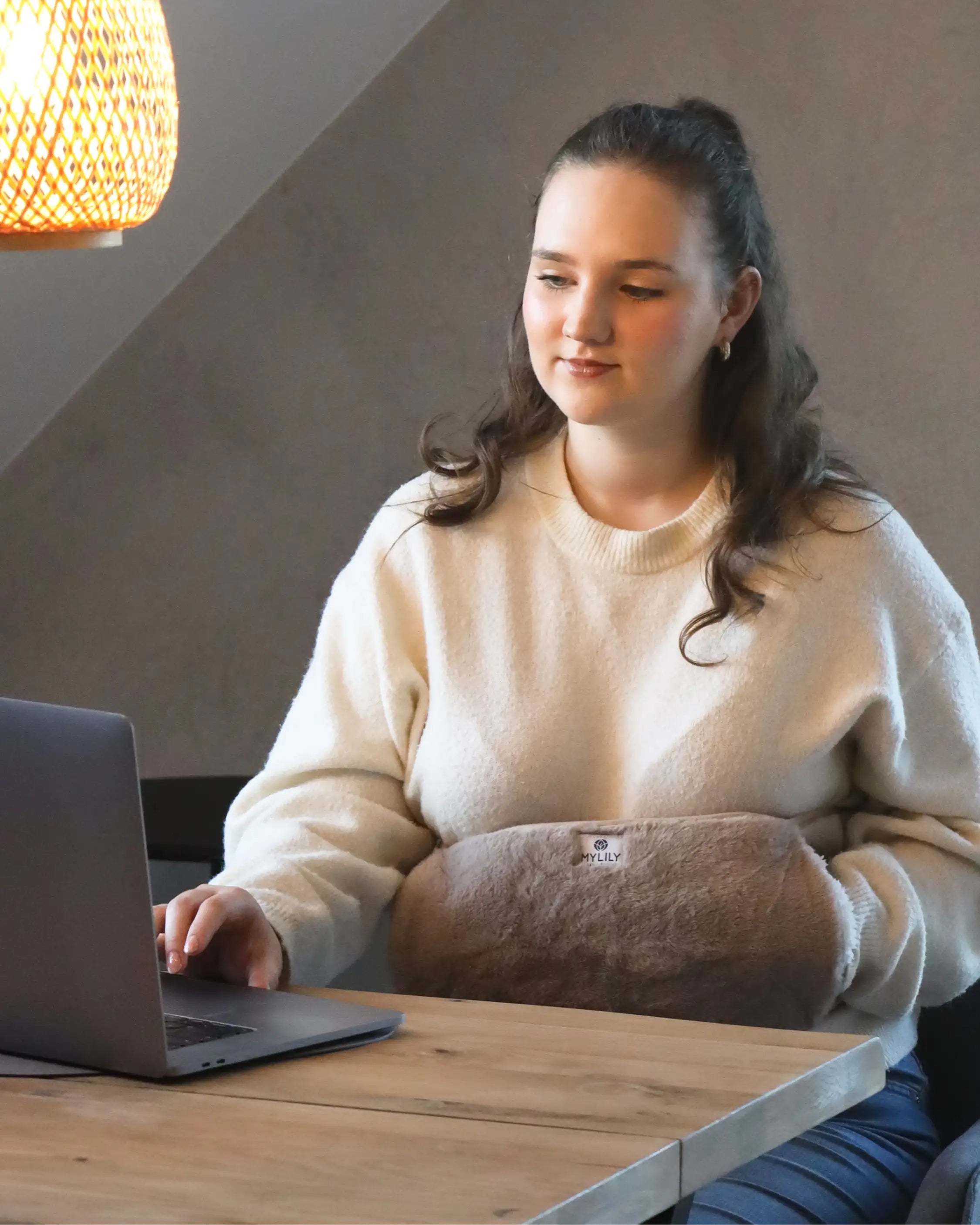 Anwendung MYLILY Wärmflaschengürtel bei der Arbeit am Laptop