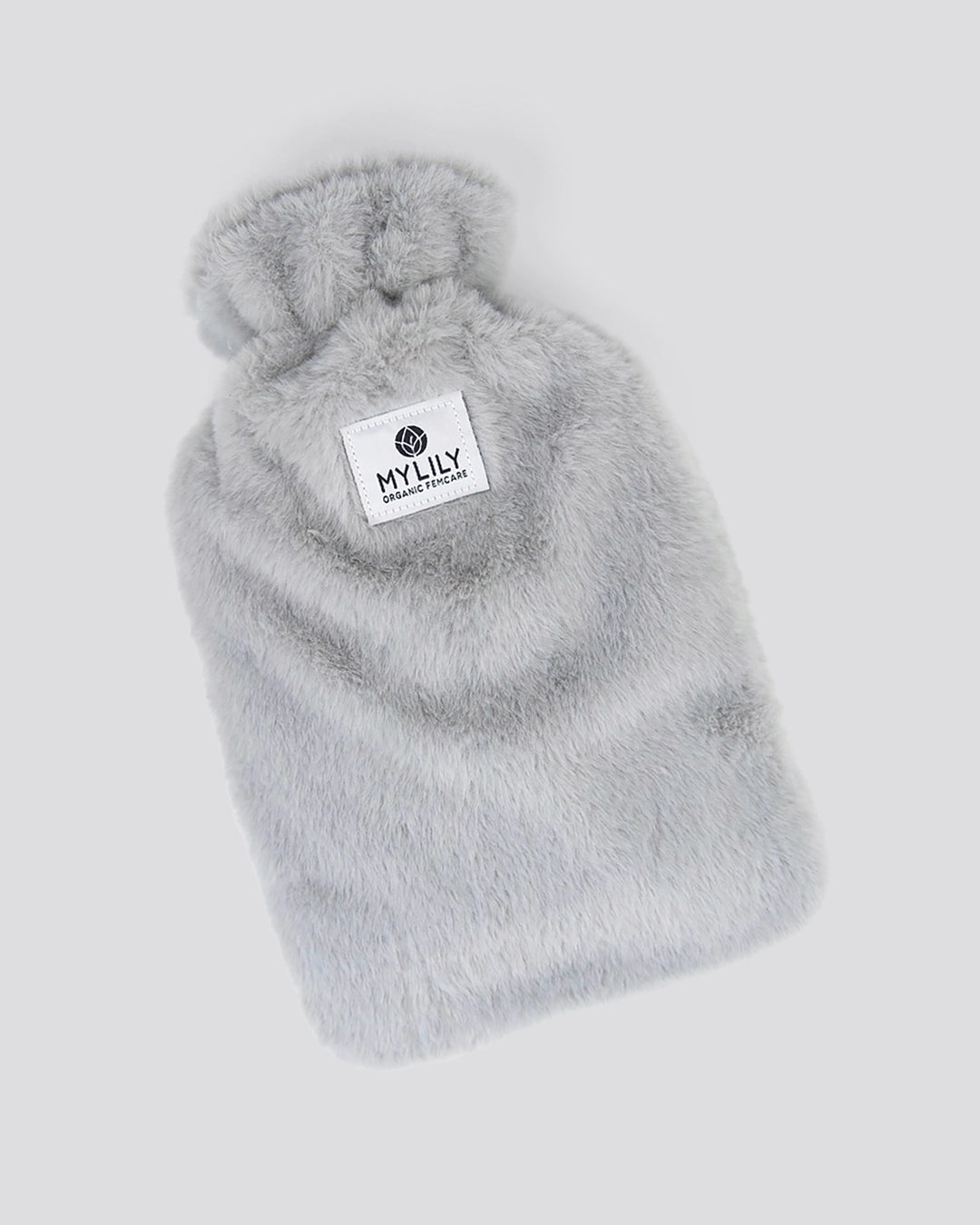 Die MYLILY Wärmflasche mit flauschigem, grauen Bezug frontal vor hellem Hintergrund.