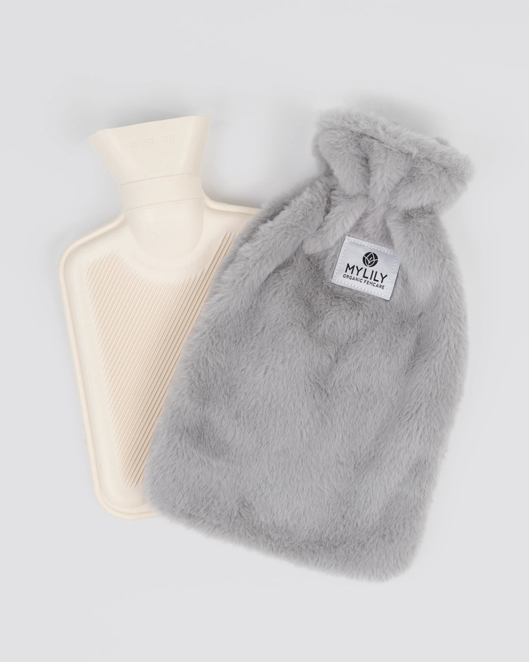 Der Innenteil sowie der Außenteil der Wärmflasche. Der weiße Innenteil aus Naturkautschuk und der weiche Graue Bezug.