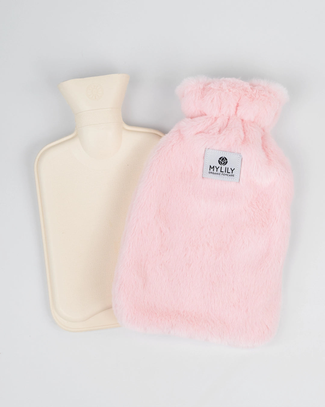 Der Innenteil sowie der Außenteil der Wärmflasche. Der weiße Innenteil aus Naturkautschuk und der weiche Rosa Bezug.