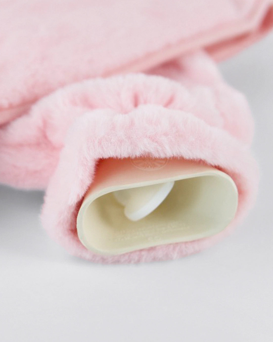 Die MYLILY Wärmflasche in Rosa von oben, mit Sicht auf den Drehverschluss.