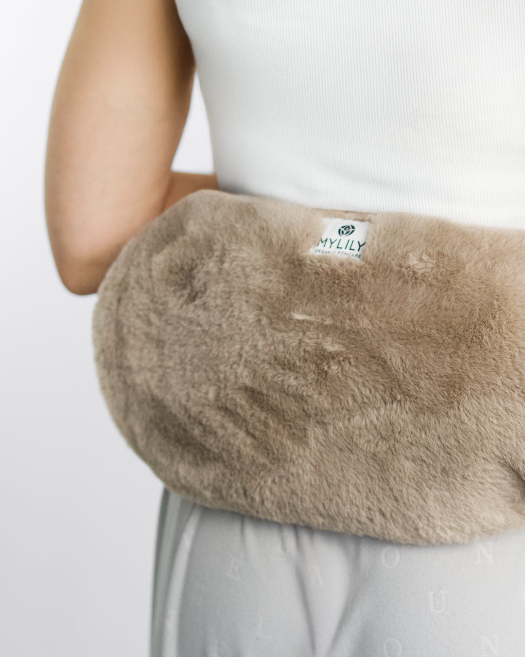 MYLILY Wärmflasche Anwendung auf dem unteren Rücken.