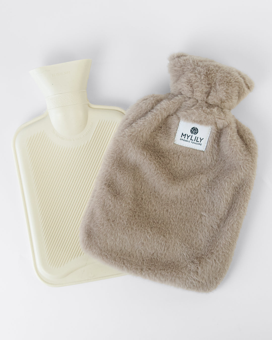 Der Innenteil sowie der Außenteil der Wärmflasche. Der weiße Innenteil aus Naturkautschuk und der weiche Taupe Bezug.