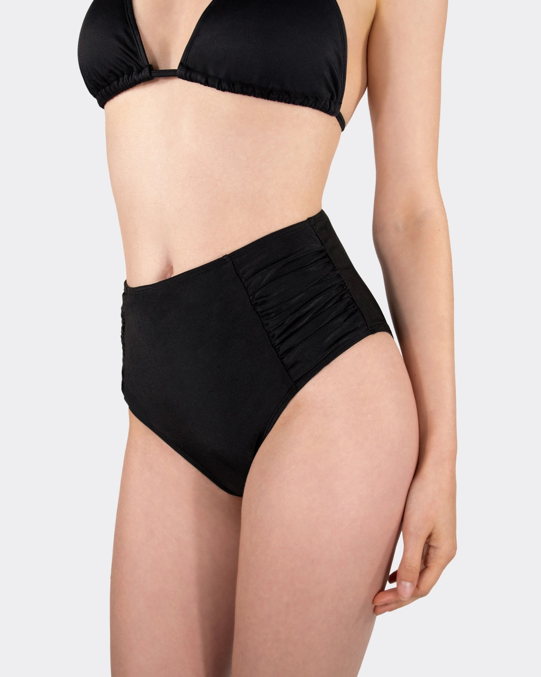 Bikini Hose High Waist mit Raffung von MYLILY in einer detaillierten Seiten-Ansicht.