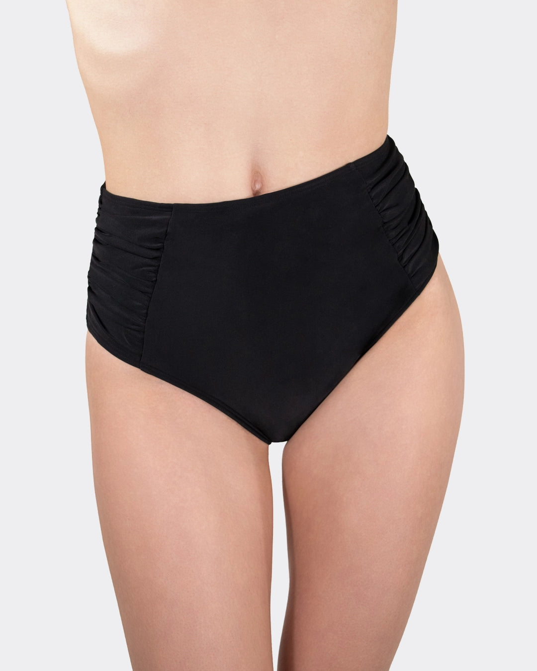 Schwarze Bikini Hose High Waist mit Raffung von MYLILY. Detaillierte Ansicht von vorne.