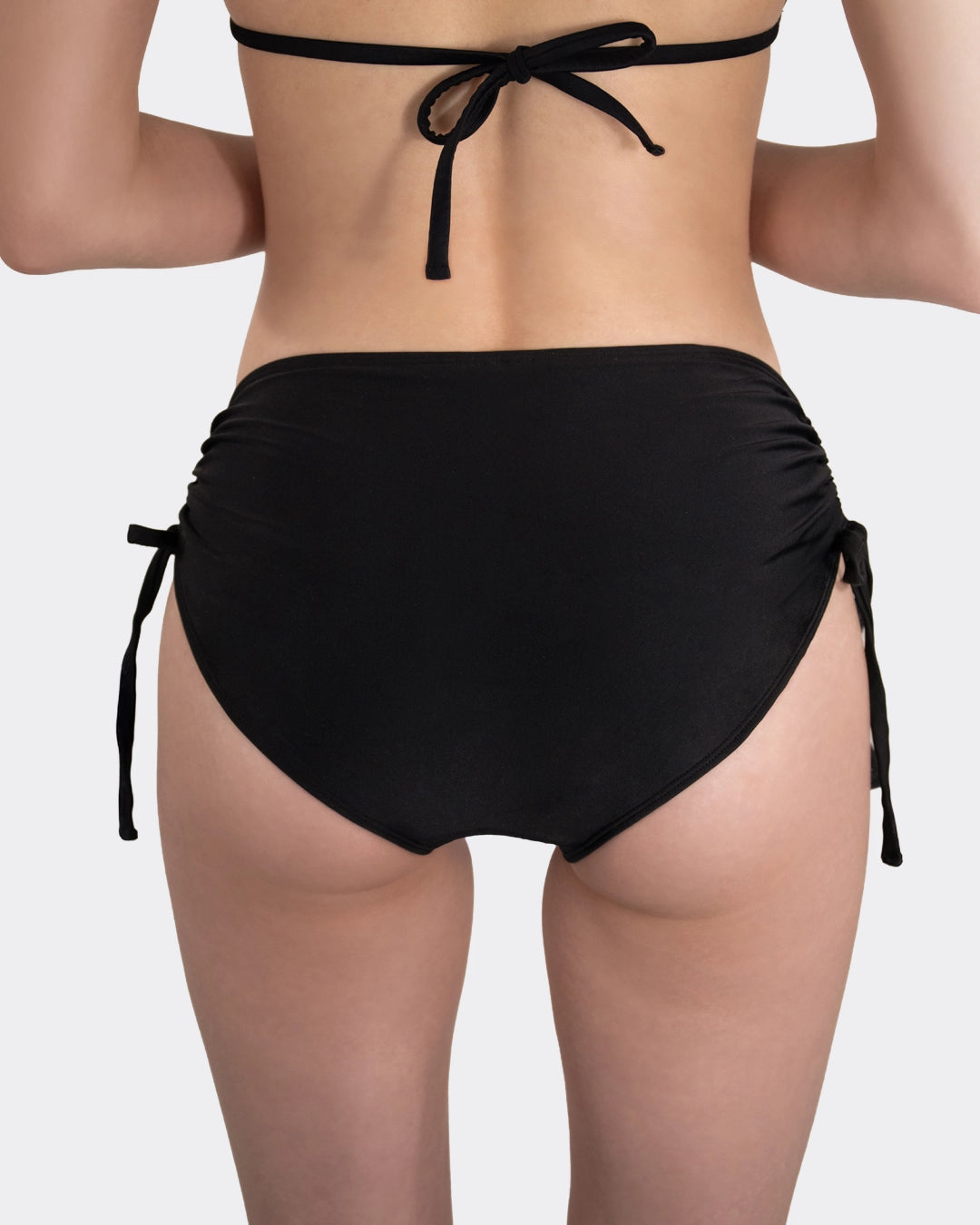Die schwarze Bikini Hose mit Raffung und Schnürung. Detaillierte Ansicht von hinten.