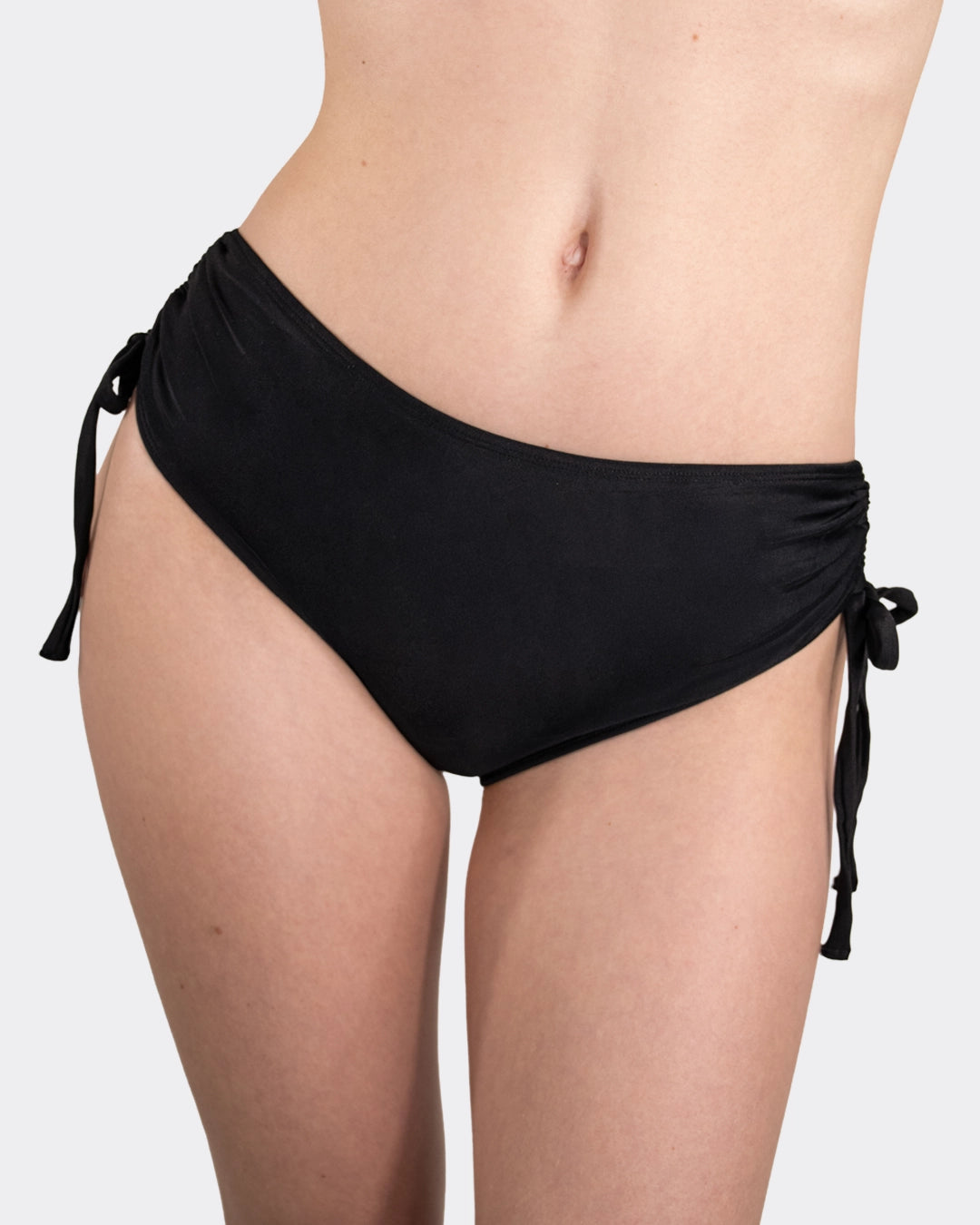 Die schwarze Bikini Hose mit Raffung und Schnürung. Detaillierte Ansicht von vorne.
