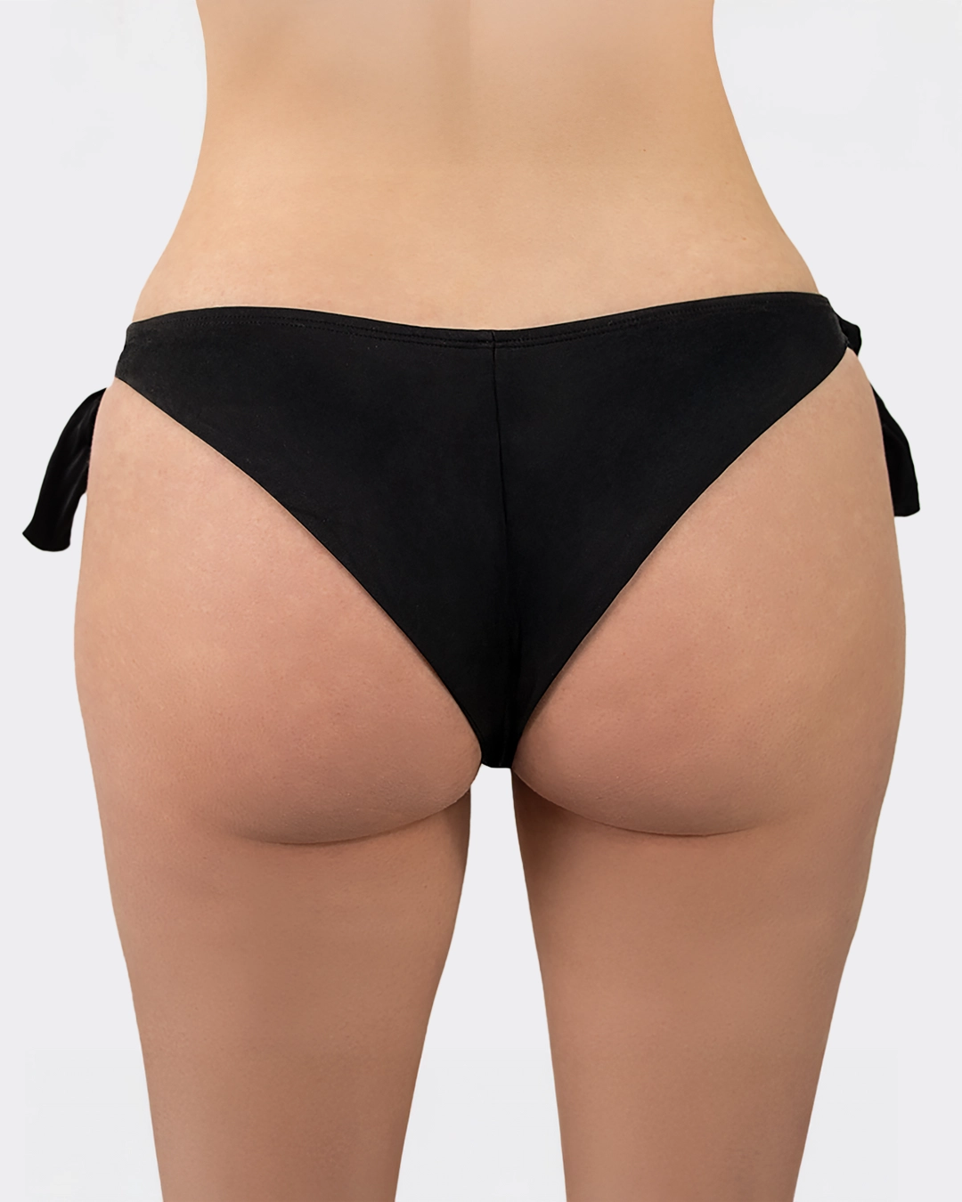 Die schwarze Bikini Hose Tanga mit Knoten von MYLILY. Detaillierte Ansicht von hinten.