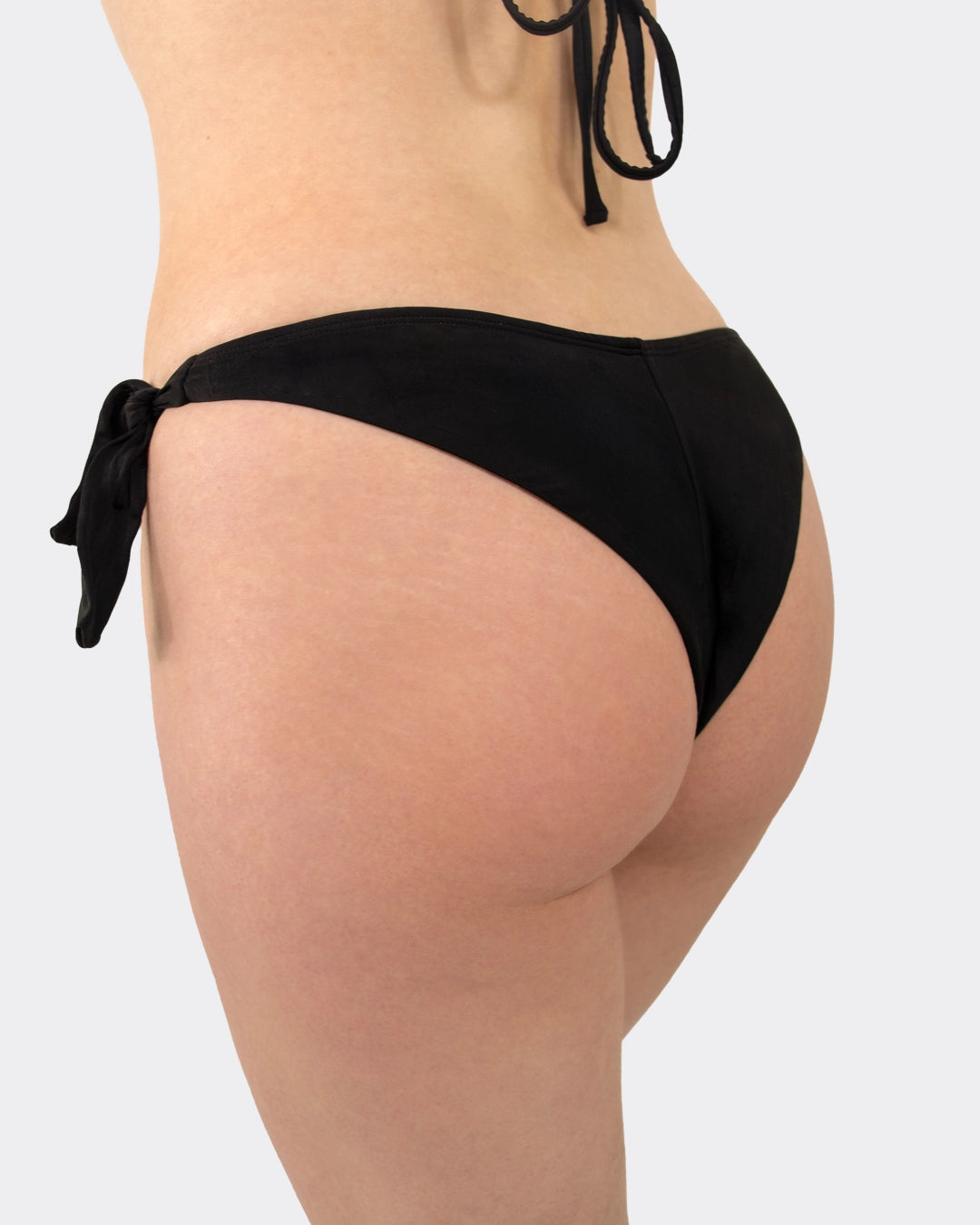 Schwarze Bikini Hose Tanga mit Knoten von MYLILY in einer detaillierten Seiten-Ansicht.