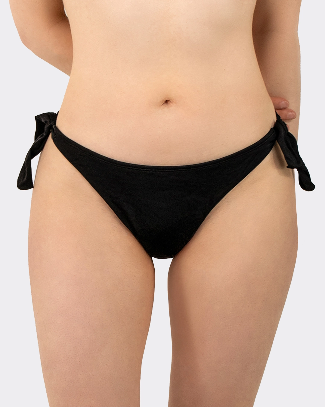 Die schwarze Bikini Hose Tanga mit Knoten von MYLILY. Detaillierte Ansicht von vorne.