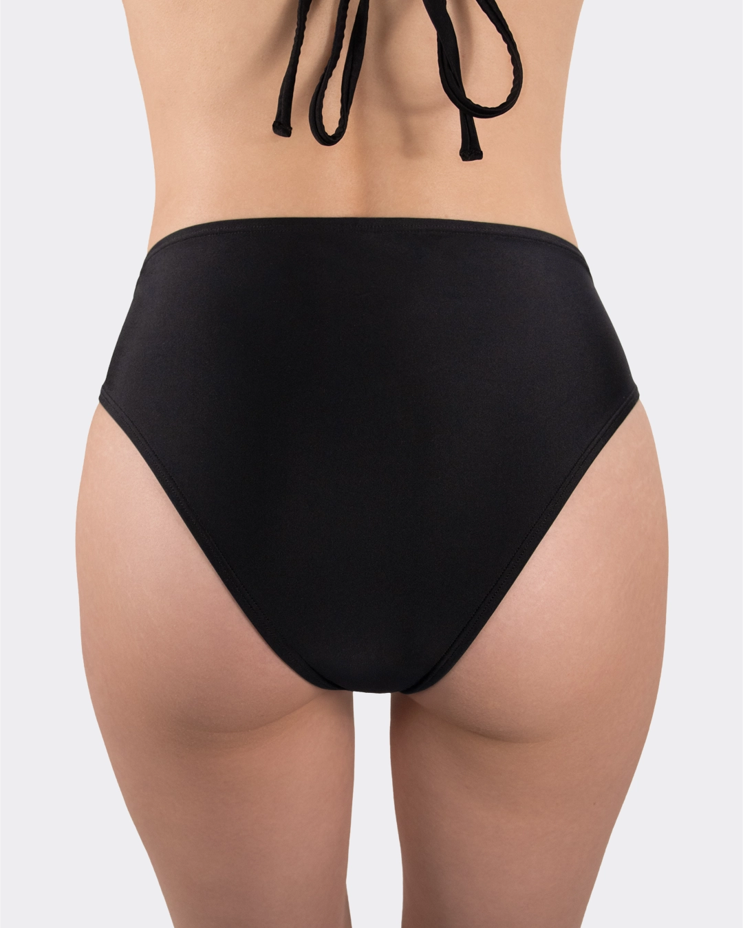Die schwarze Bikini Hose mit Twist von MYLILY. Detaillierte Ansicht von hinten.