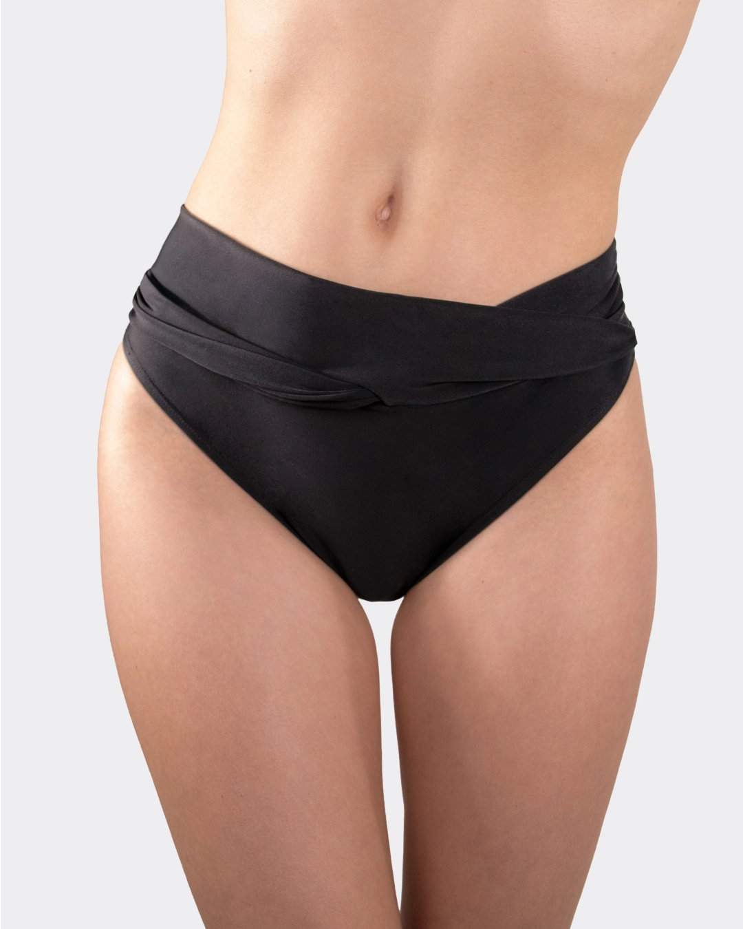Die schwarze Bikini Hose mit Twist von MYLILY. Detaillierte Ansicht von vorne.