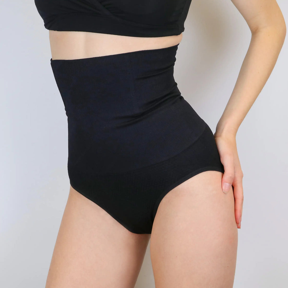 Unterstützung für jeden Tag, die bequeme Shape Wear Hose für besondere Anlässe, nach der Geburt und fürs Wochenbett. In schwarz und in beige für jeglichen Anlass. #farbe_schwarz