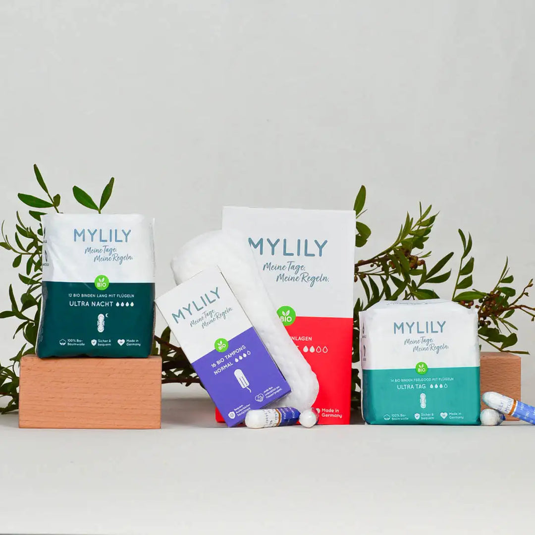 Das Bio Starter Kit von MYLILY beinhaltet Bio Binden für Tag und Nacht sowie Tampons in einer Größe deiner Wahl eine Packung Slipeinlagen und eine Perioden Bag zur praktischen Aufbewahrung der Bio Periodenprodukte.