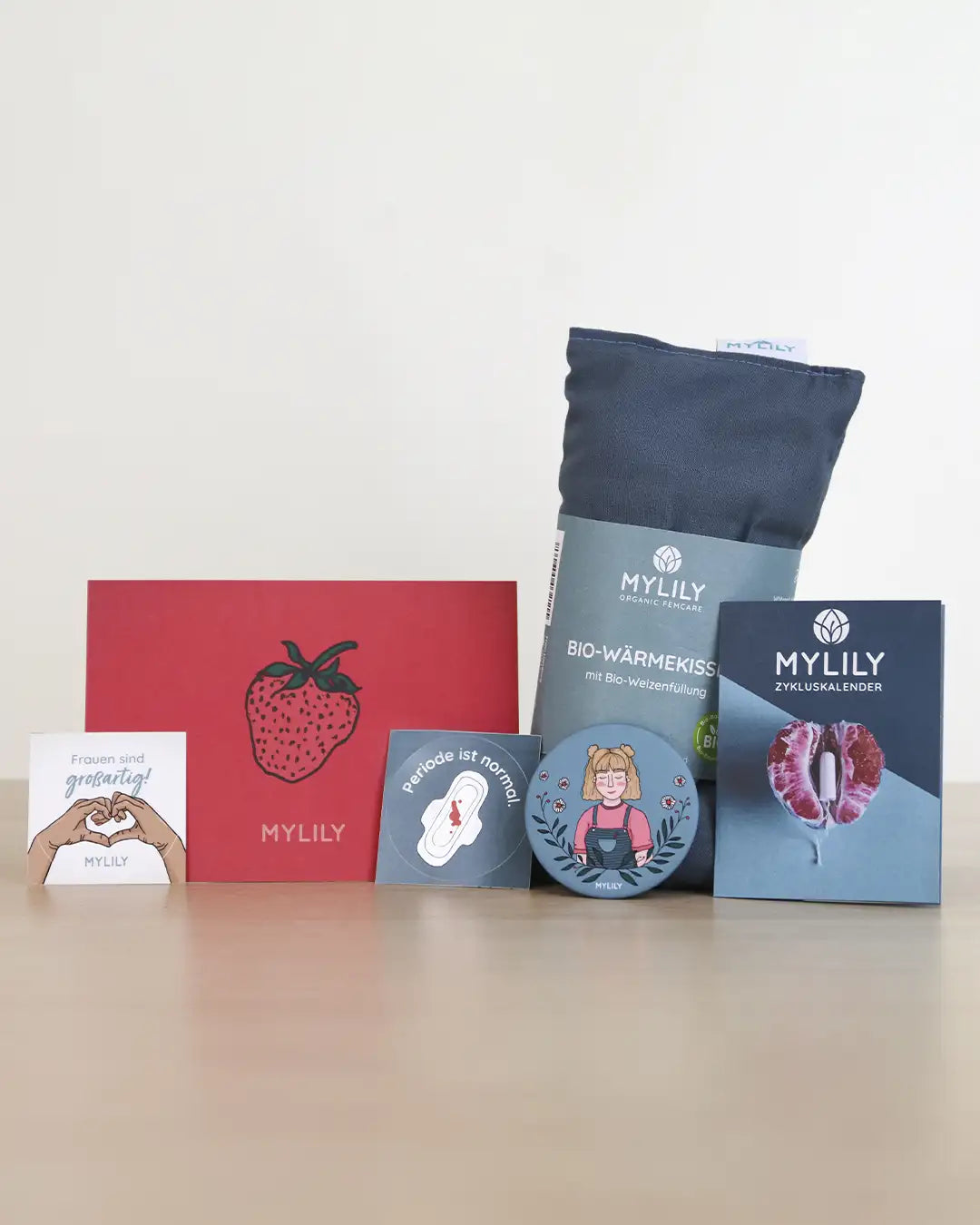 liebevoll gestaltet mit Stickern, Bio Wärmekissen aus Weizen, einer Karte und Unterstützung auch für die Eltern. Mit unserem MYLILY Bio-Wärmekissen können junge Mädchen* Menstruationskrämpfe bekämpfen und mit dem Spiegel können sie sich und ihre Vulva erkunden.