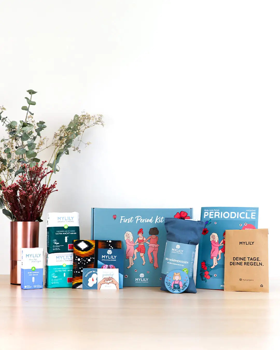 Alle Produkte des MYLILY First Period Kit: zb. Aufklärungsmagazin, Wärmekissen, binden, Tampons, Period Bag u.v.m..