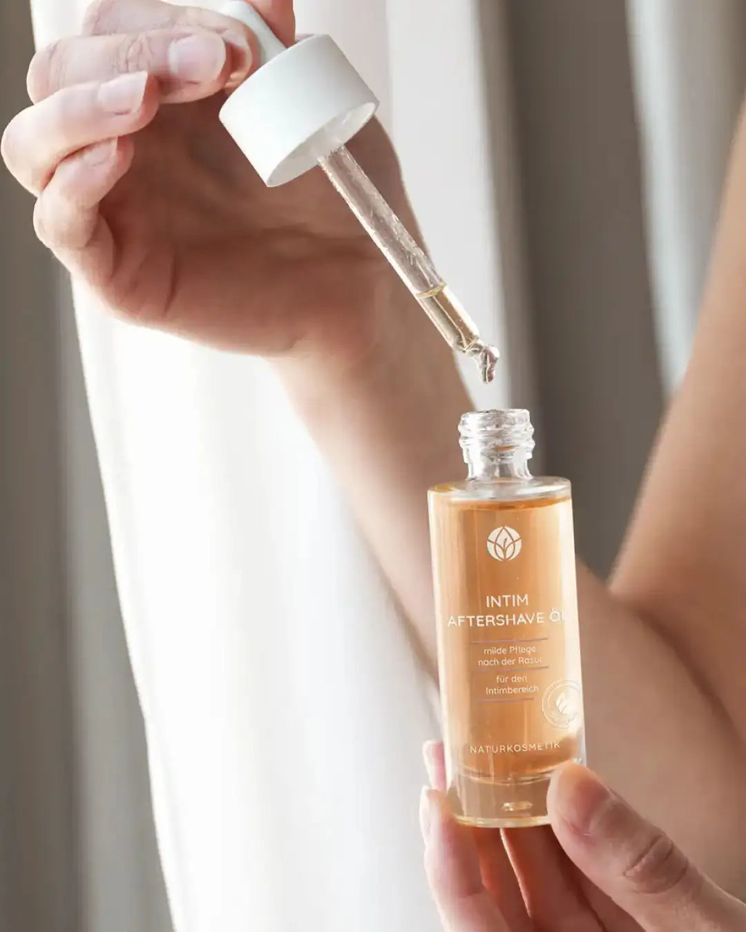 Natürliche Öle in dem Intim Aftershave Öl helfen bei der Reduzierung von Rasurpickeln im Intimbereich.