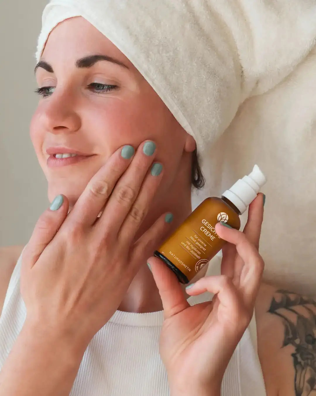 MYLILY Naturkosmetik Produkte entdecke unsere Feuchtigkeitscreme mit Hyaluron und Bio-Jojobaöl. Die Gesichtscreme ist für unreine Haut im Gesicht geeignet.