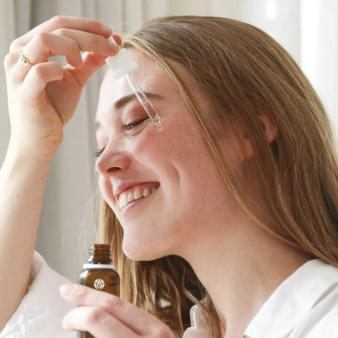 Vitamin C Serum von MYLILY Organic Femcare wird auf das Gesicht aufgetragen für eine nachhaltige Pflege Gesicht.  Vitamin C beugt der Hautalterung vor.