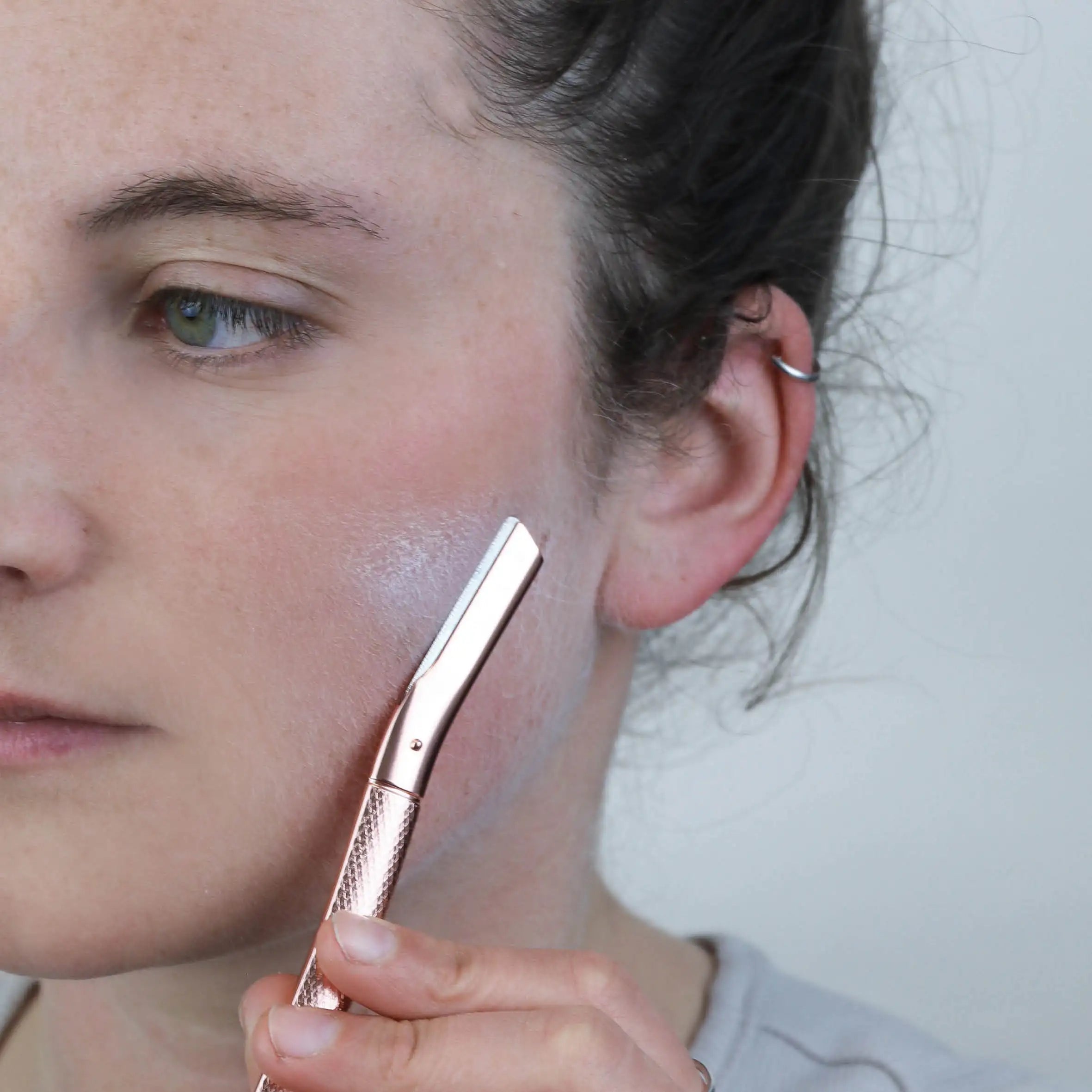 Der MYLILY Augenbrauenrasierer ist vegan, nachhaltig und günstig in der farbe roségold.