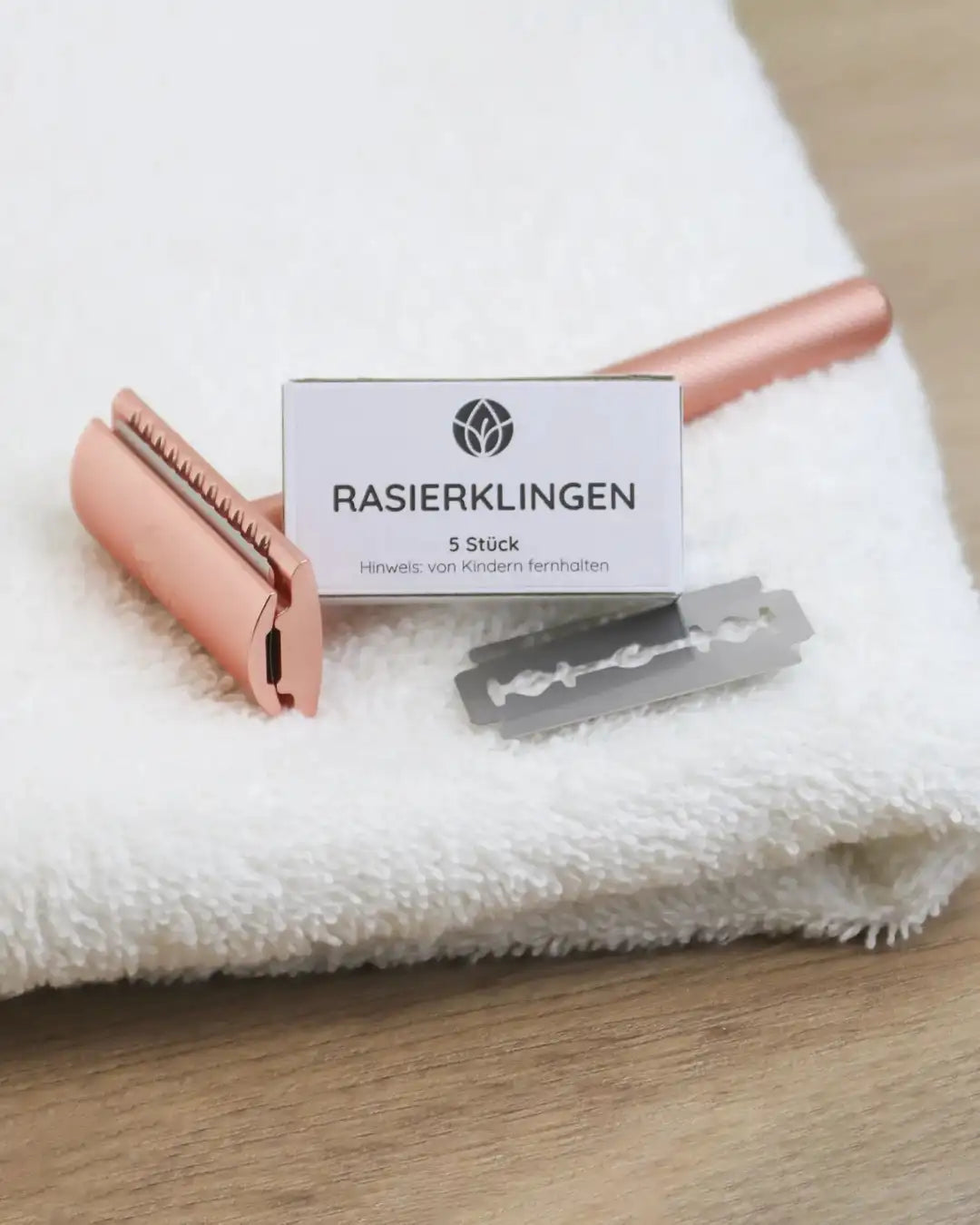 Rasierhobel von MYLILY auf einem Handtuch: kann für Achseln, Arme, Beine und zur Intimrasur verwendet werden.