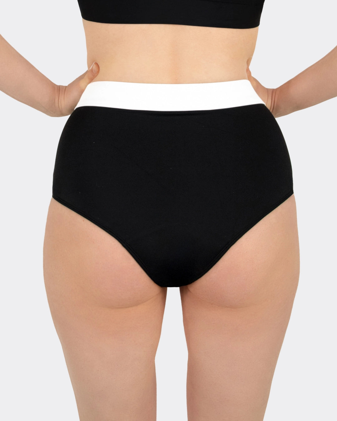 Perioden Bikinhose High Waist schwarz mit weißem Bund. Detaillierte Ansicht von hinten.