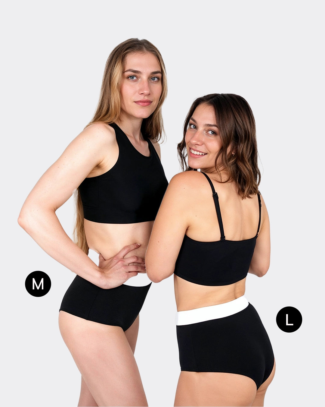 Zwei Frauen posieren vor einer Leinwand in der Perioden Bikinhose High Waist mit Bund.