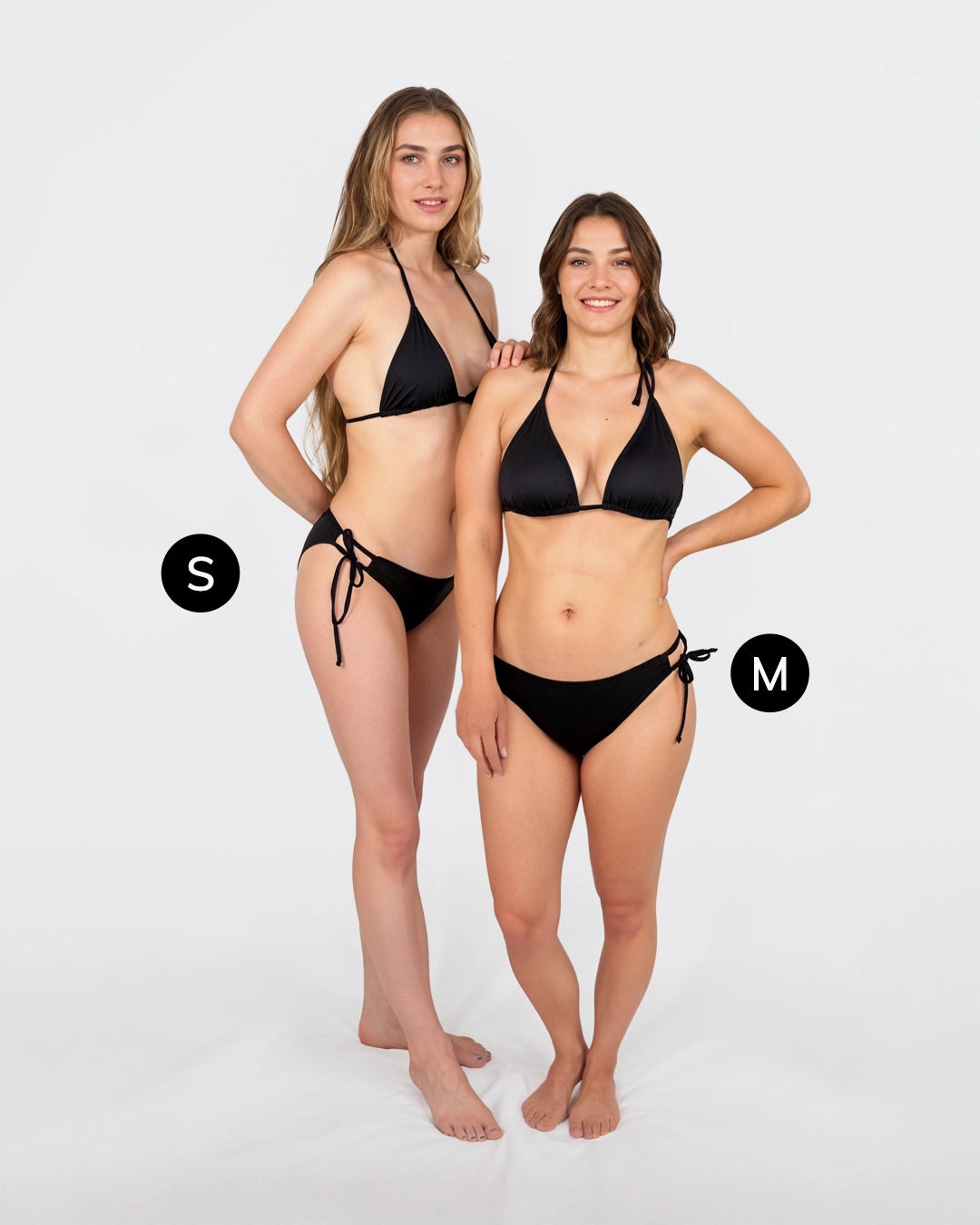 Zwei Frauen posieren vor einer Leinwand in der Perioden Bikinihose Tanga Schnürung.