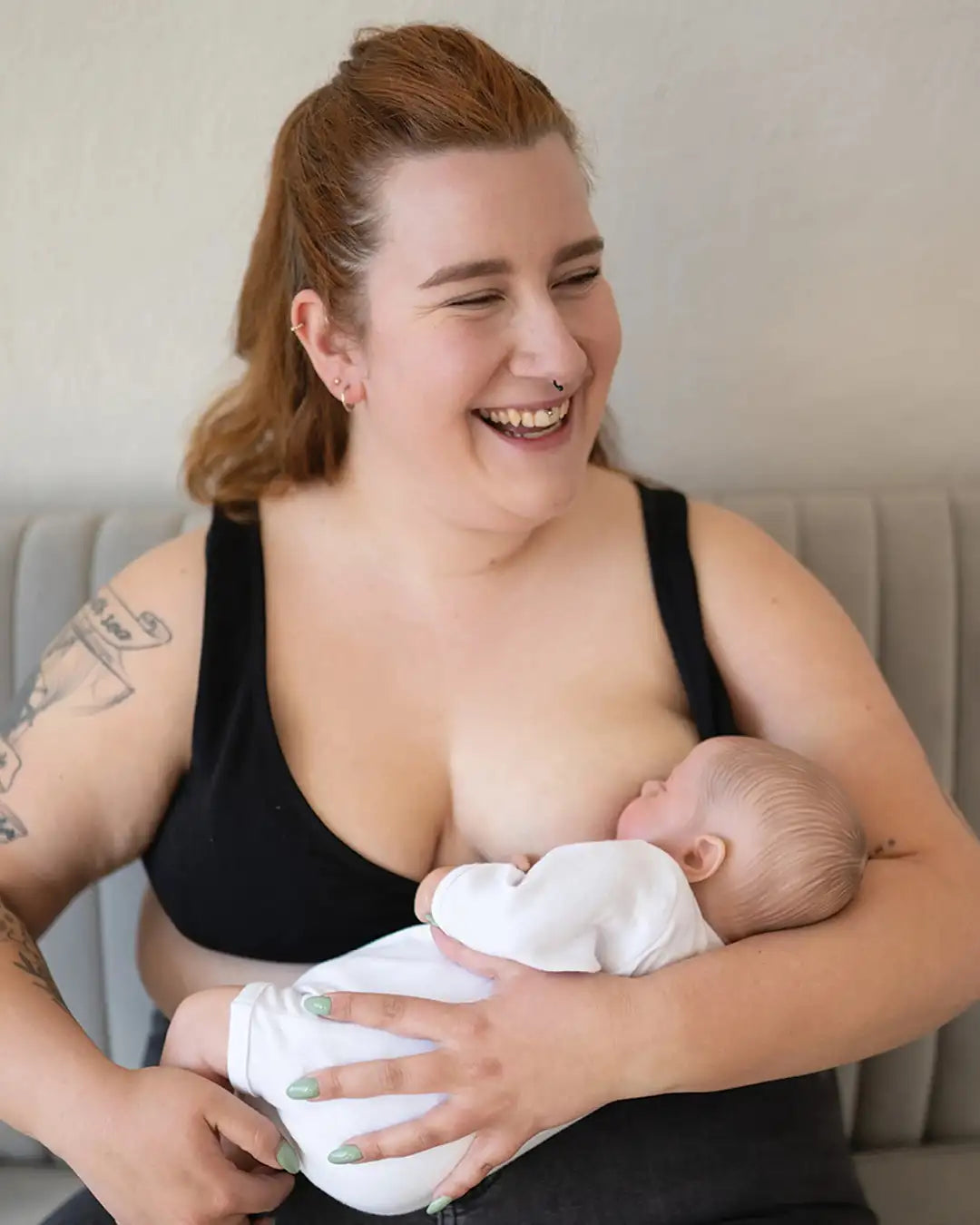 Stillende Mama. Bh liegt angenehm & ohne Druck auszuüben. Ohne Bügel für einen angenehmen und dennoch stabilen Halt.