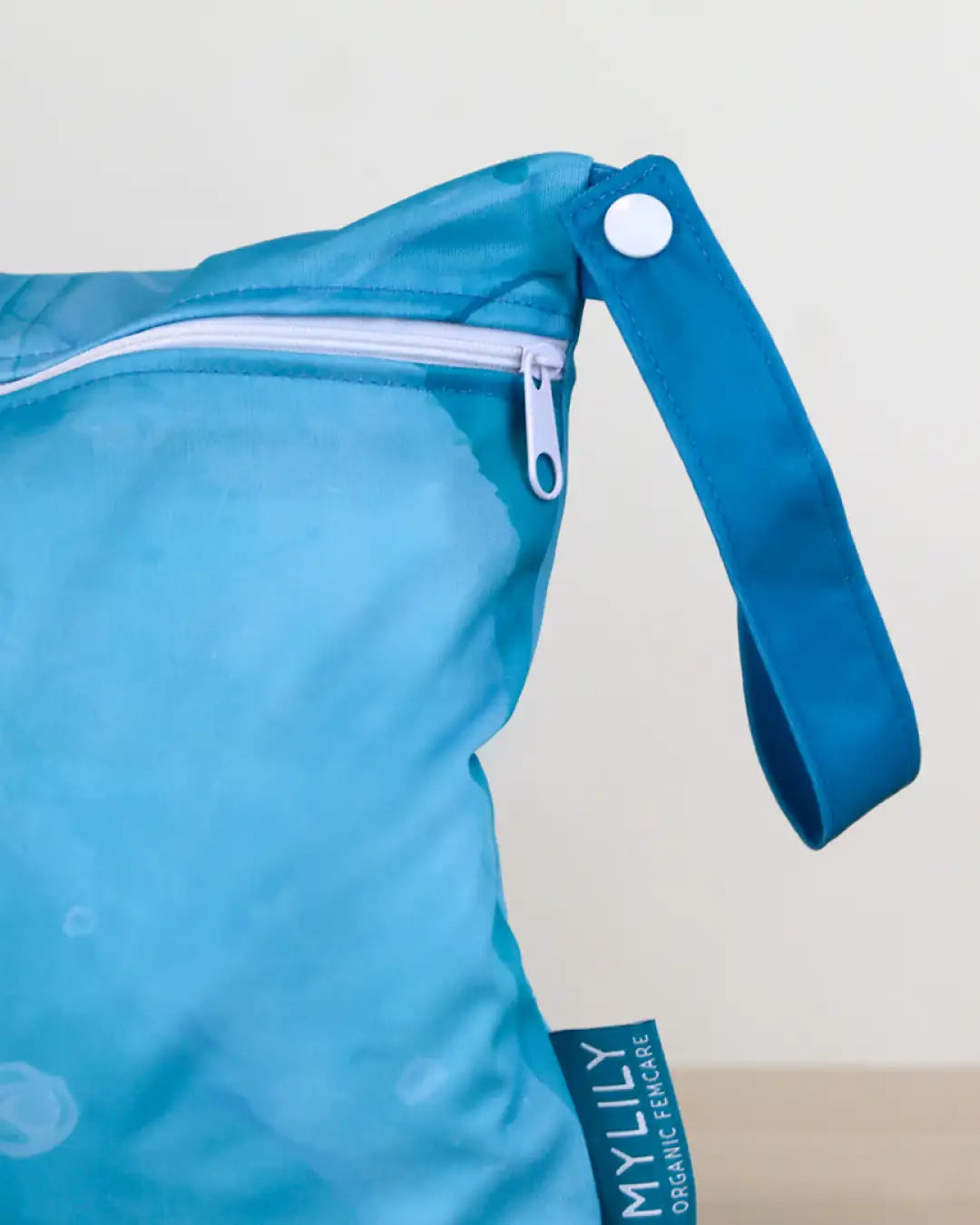 Mit Druckknopf um die Tasche sicher befestigen zu können