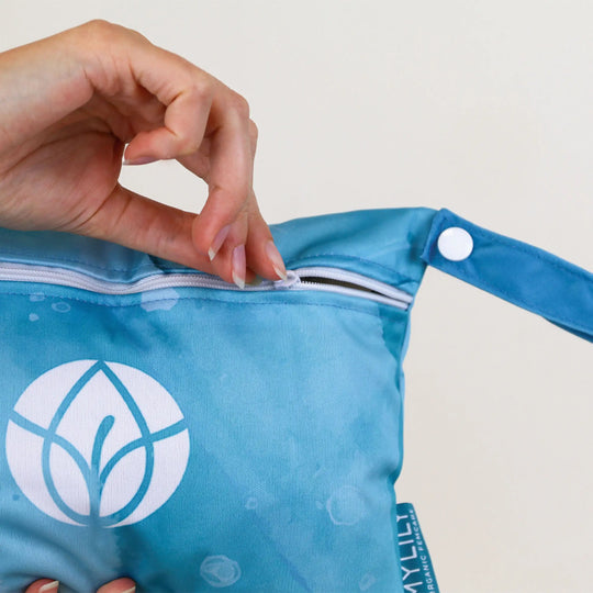 Die Nasstasche hat einen praktischen Reisverschluss der die Tasche wasserdicht verschließt sowie einen Druckknopf um die Tasche sicher befestigen zu können 
