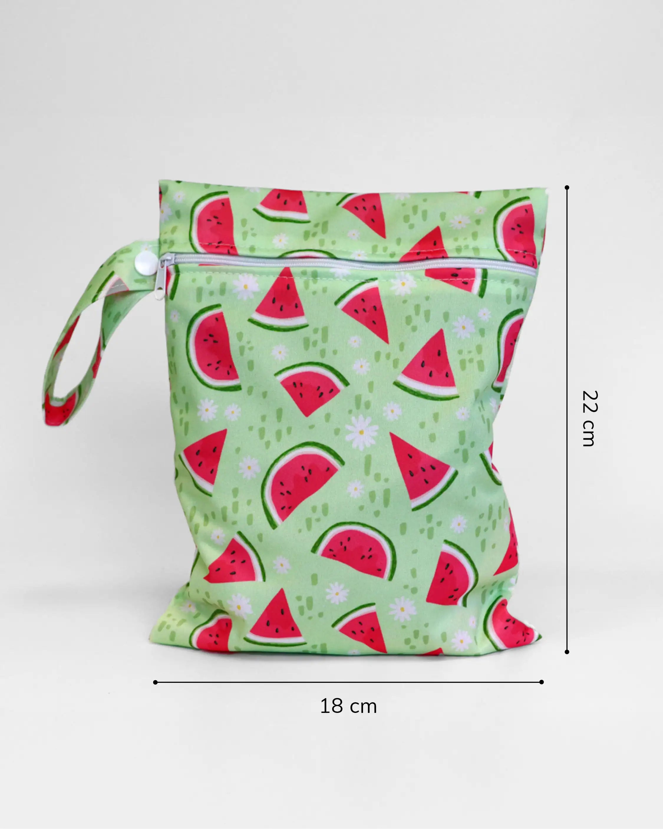 Die Wetbag gibt es in der Größe S: Maße 22cm mal 18cm und der Größe L: Maße 24cm mal 30cm.