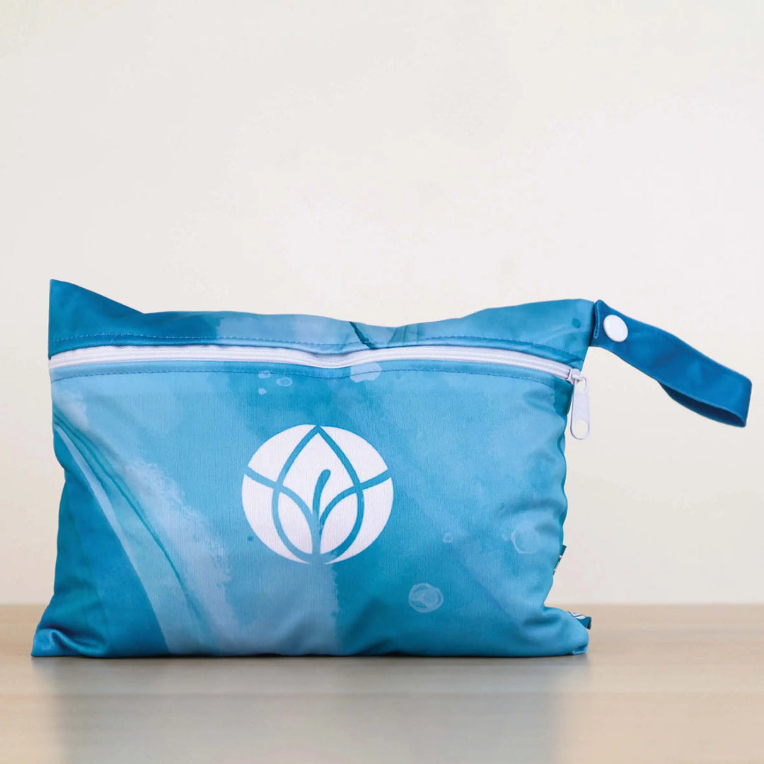 Die MYLILY Wetbag klein. Nachhaltig, praktisch und wasserfest. Die Nasstasche ist aus hochwertigem wasserfesten Material angefertigt. 