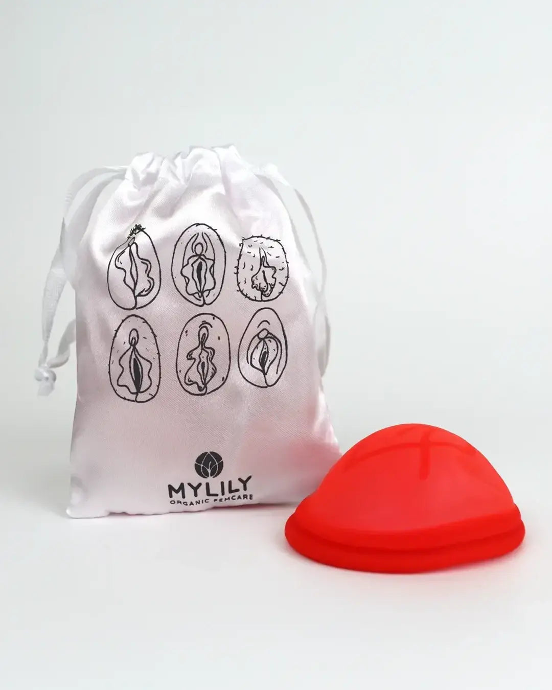 MYLILY Menstruationsdisk in Rot mit weißem Beutel, verziert mit Vulva-Illustrationen, nachhaltig und wiederverwendbar.