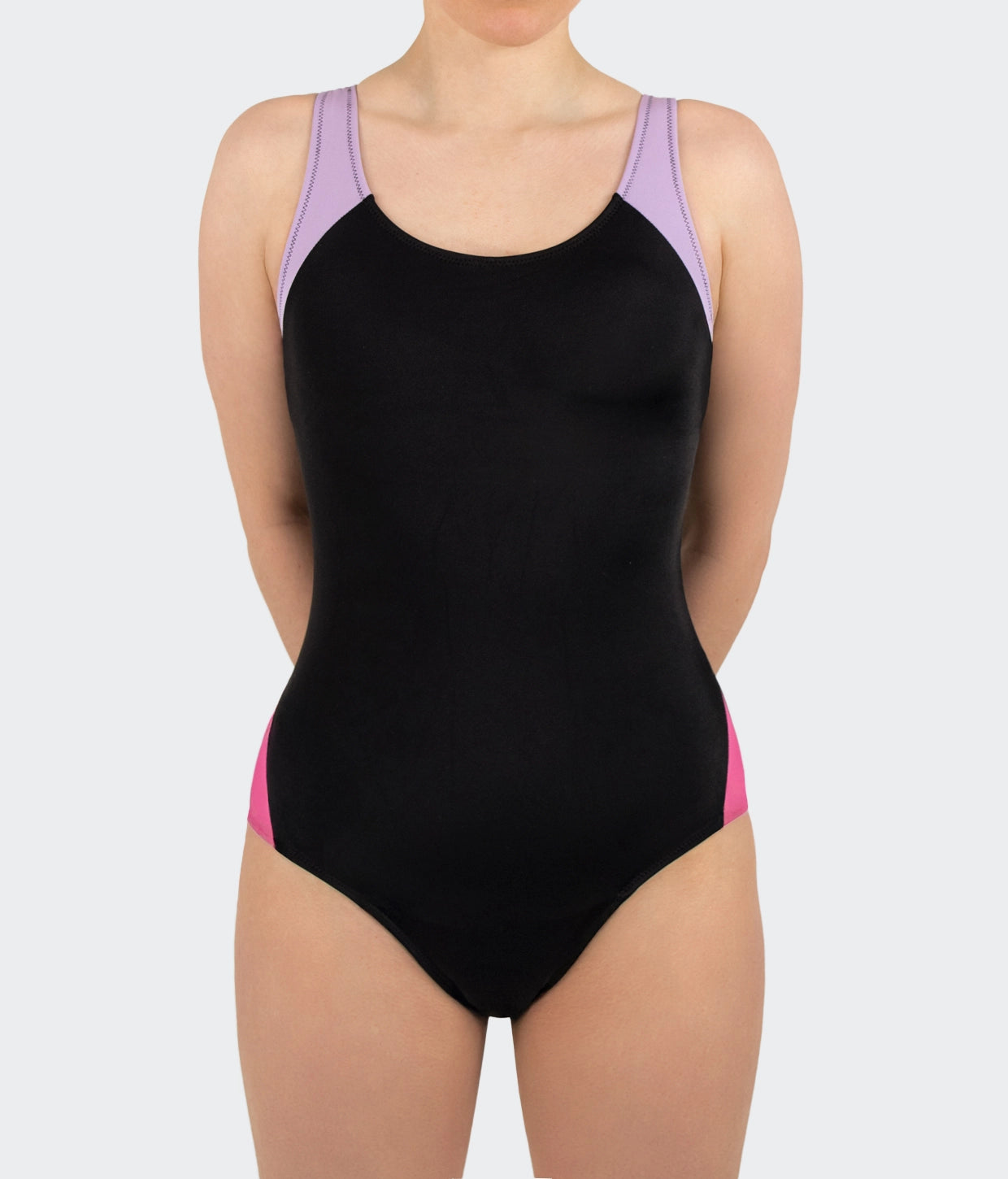 Frau trägt MYLILY Perioden Badeanzug vor weißem Hintergrund. Biozidfreie Bademode für Damen.