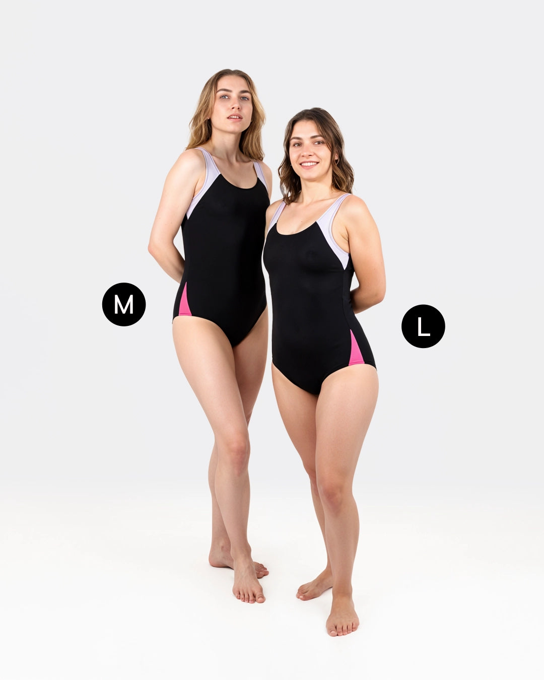 Zwei Frauen in dem Racerback Badeanzug, einmal in Größe M und einmal in Größe L,