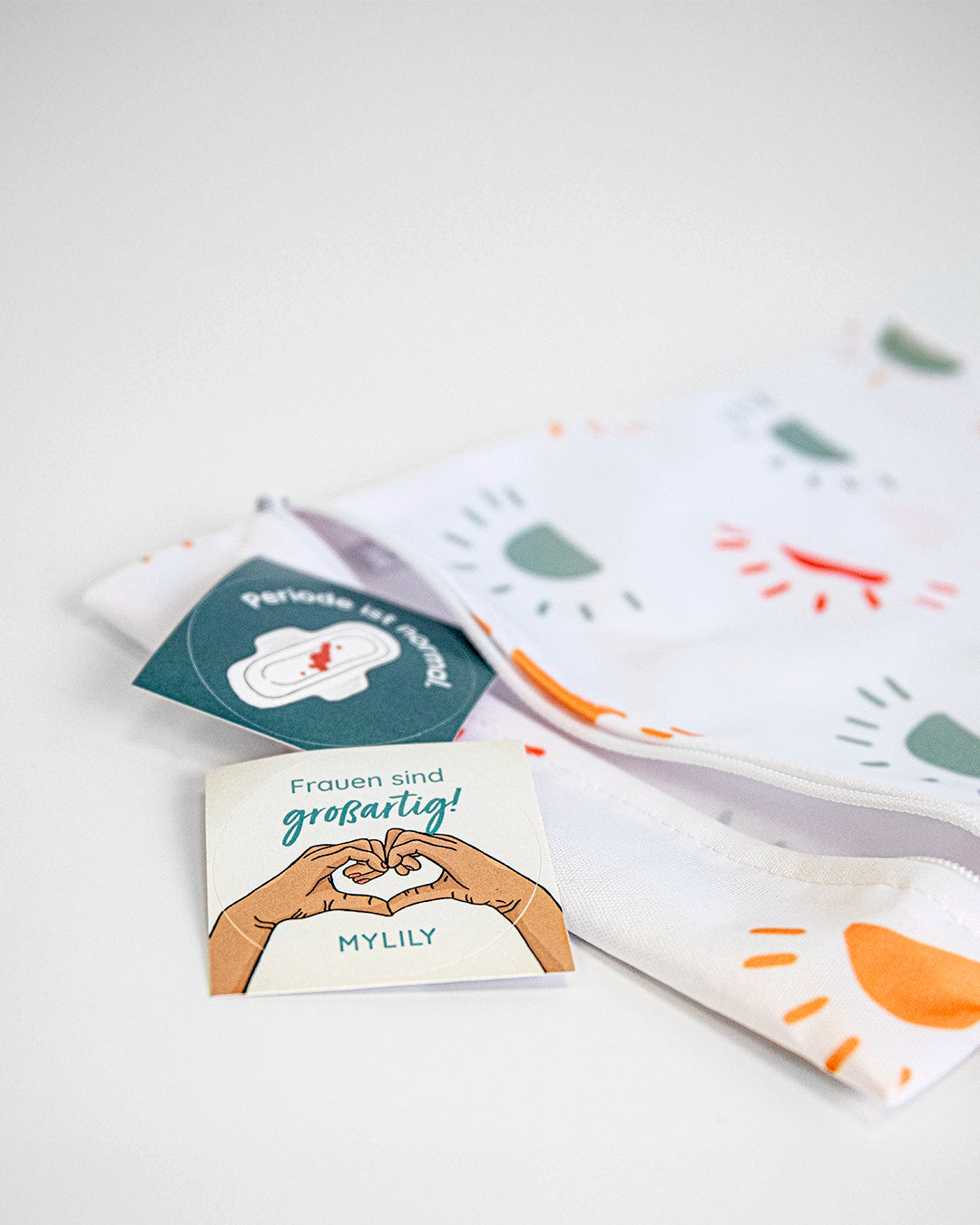 MYLILY Wetbag mit zwei Stickern: Periode ist normal und Frauen sind großartig!
