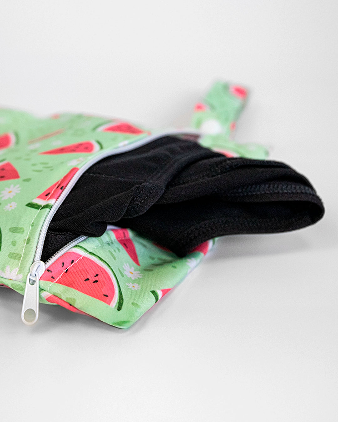 Wetbag in Melonen-Muster mit MYLILY Logo und mit schwarzem Periodenslip